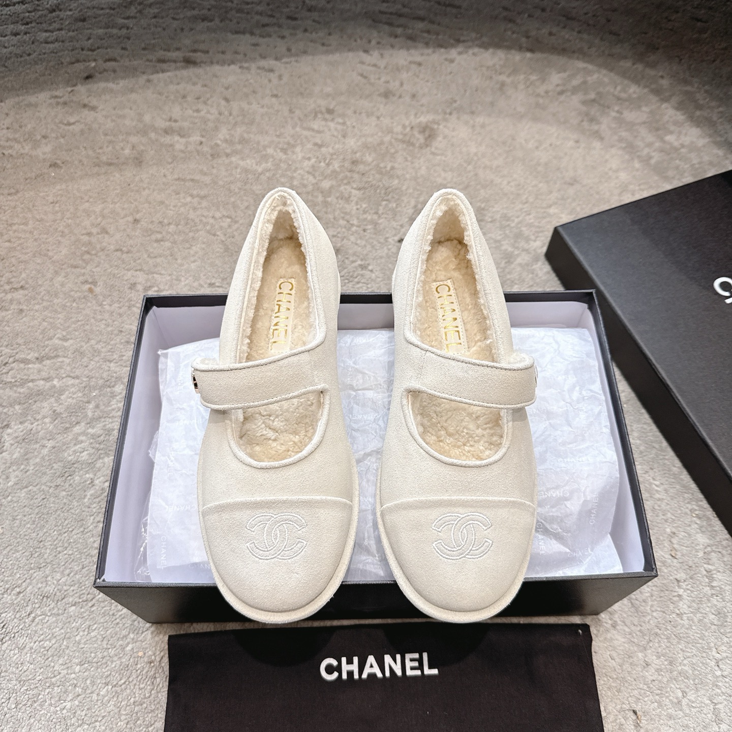 NO:475324,CHANEL25b Teddy Plush Mary Jane Flat-soled wool ballet shoes, new autumn and winter style, Little Fragrant Lamb Fur Flat-soled wool shoes, soft, glutinous chick, soft and glutinous feeling at a glance, lamb fur!  It's soft fufu's lamb fur!  The entire upper is wrapped in super delicate and fluffy lamb fur material, which feels like a little puppy (no), and it feels amazing!  When you wear it in early autumn, your feet feel the warmth first, and say goodbye to the coolness in an instant~ The furry texture comes with a gentle filter, and it makes you feel like a rich daughter, noble and age-reducing!  Custom imported sheep velvet, inner lamb wool, imported sole, dyed leather outsole, size: 35-39 (40 41 fixed), fur shoes, Mary Jane, Chanel, Mary jane, Leather soles19860909CHANEL25b泰迪毛绒玛丽珍 平底羊毛芭蕾舞鞋 秋冬新款 小香羊羔毛平底毛毛鞋 软乎乎 糯叽叽 一眼沦陷的软糯感 羊羔毛！是软fufu的羊羔毛啊！ 整个鞋面包裹着超细腻蓬松的羊羔毛材质,摸上去就像撸小奶狗（不是）,手感绝了！早秋穿它出门,脚丫子第一个感受到温暖,瞬间告别凉飕飕～ 毛茸茸的质感自带温柔滤镜,穿上就是富家千金既视感,贵气又减龄！ 鞋面定制进口羊反绒 内里进口羊羔毛 大底进口透染真皮大底 码数:35-39（40 41定）,毛毛鞋玛丽珍,chanel,mary jane,Leather soles,Women's Shoes