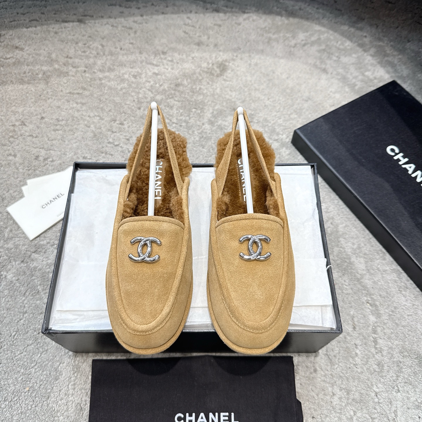NO:475310,CHANEL25b Teddy Plush Mary Jane Flat-soled wool ballet shoes, new autumn and winter style, Little Fragrant Lamb Fur Flat-soled wool shoes, soft, glutinous chick, soft and glutinous feeling at a glance, lamb fur!  It's soft fufu's lamb fur!  The entire upper is wrapped in super delicate and fluffy lamb fur material, which feels like a little puppy (no), and it feels amazing!  When you wear it in early autumn, your feet feel the warmth first, and say goodbye to the coolness in an instant~ The furry texture comes with a gentle filter, and it makes you feel like a rich daughter, noble and age-reducing!  Custom imported sheep velvet, inner lamb wool, imported sole, dyed leather outsole, size: 35-39 (40 41 fixed), fur shoes, Mary Jane, Chanel, Mary jane, Leather soles19860909CHANEL25b泰迪毛绒玛丽珍 平底羊毛芭蕾舞鞋 秋冬新款 小香羊羔毛平底毛毛鞋 软乎乎 糯叽叽 一眼沦陷的软糯感 羊羔毛！是软fufu的羊羔毛啊！ 整个鞋面包裹着超细腻蓬松的羊羔毛材质,摸上去就像撸小奶狗（不是）,手感绝了！早秋穿它出门,脚丫子第一个感受到温暖,瞬间告别凉飕飕～ 毛茸茸的质感自带温柔滤镜,穿上就是富家千金既视感,贵气又减龄！ 鞋面定制进口羊反绒 内里进口羊羔毛 大底进口透染真皮大底 码数:35-39（40 41定）,毛毛鞋玛丽珍,chanel,mary jane,Leather soles,Women's Shoes