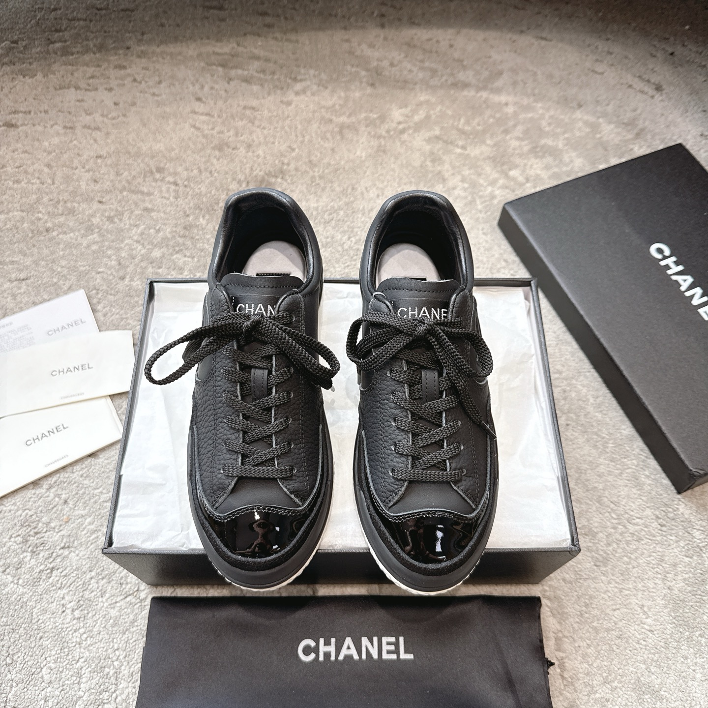 NO:490533,CHANEL 25k autumn and winter new sports shoes, the official website is on the same page. The counter is out of stock. Major bloggers are socially recommended. This season's new style is simply closed. The feet are delicate, lively and beautiful. The casual and sporty style is cool and natural. It interprets Chanel's fashionable femininity. The overall customization makes all sports models on the market at that time become outdated. This series is now available for sale!  Upper is made of custom imported lychee pattern calfskin customized imported calfskin inner lining original one to one professional custom lambskin outsole original customized mold opening TPU combination sole original full set of mold opening (not universal for market) women's model 35-40 (40, 41 customized), casual shoes/sports shoes, chanel, chanel, sneakers, cowhide, sheepskin19860909批 CHANEL 25k秋冬新款运动鞋德训鞋 官网同步上 专柜断货王 各大博主社交日推款,这季新款简直闭眼入,上脚秀气灵动狂好看,率性的休闲运动风,飒爽又自然,演绎香奈儿的时髦女性气质,整体定制令当时市面上的所有运动款变得过时,本系列现已登陆发售！ 鞋面 采用定制进口荔枝纹小牛皮定制进口小牛皮 内里 原版一比一专业定制小羊皮 大底 原版定制开模TPU组合大底 原版全套开模 (非市场通用) 女款35-40(40、41定做),休闲鞋/运动鞋,chanel,chanel,sneakers,cowhide,sheepskin,Women's Shoes