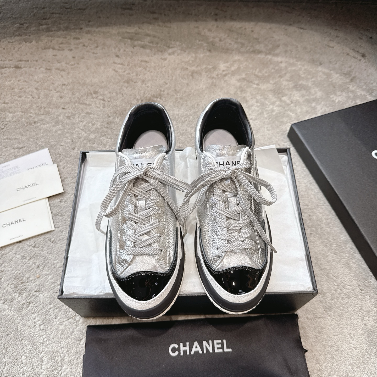 NO:490546,CHANEL 25k autumn and winter new sports shoes, the official website is on the same page. The counter is out of stock. Major bloggers are socially recommended. This season's new style is simply closed. The feet are delicate, lively and beautiful. The casual and sporty style is cool and natural. It interprets Chanel's fashionable femininity. The overall customization makes all sports models on the market at that time become outdated. This series is now available for sale!  Upper is made of custom imported lychee pattern calfskin customized imported calfskin inner lining original one to one professional custom lambskin outsole original customized mold opening TPU combination sole original full set of mold opening (not universal for market) women's model 35-40 (40, 41 customized), casual shoes/sports shoes, chanel, chanel, sneakers, cowhide, sheepskin19860909批 CHANEL 25k秋冬新款运动鞋德训鞋 官网同步上 专柜断货王 各大博主社交日推款,这季新款简直闭眼入,上脚秀气灵动狂好看,率性的休闲运动风,飒爽又自然,演绎香奈儿的时髦女性气质,整体定制令当时市面上的所有运动款变得过时,本系列现已登陆发售！ 鞋面 采用定制进口荔枝纹小牛皮定制进口小牛皮 内里 原版一比一专业定制小羊皮 大底 原版定制开模TPU组合大底 原版全套开模 (非市场通用) 女款35-40(40、41定做),休闲鞋/运动鞋,chanel,chanel,sneakers,cowhide,sheepskin,Women's Shoes