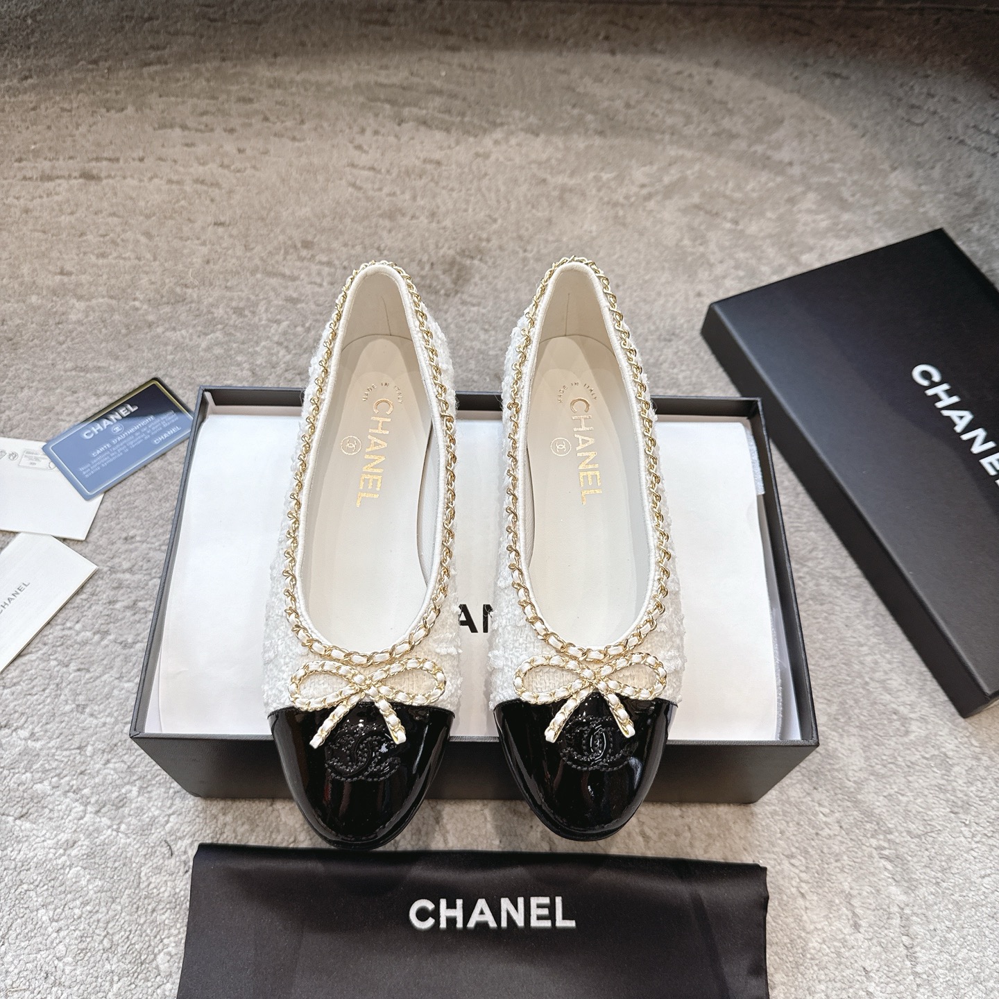 CHANEL klassieke ballerina's met sterren lakleren neus + geïmporteerd fijn fluweel, Italiaanse leren zool