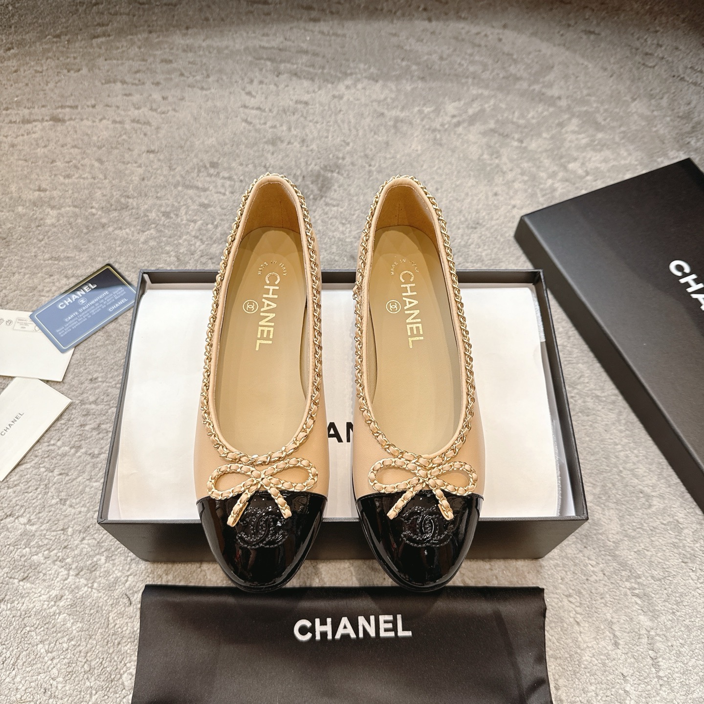 CHANEL klassieke ballerina's met sterren van gelakt leer + geïmporteerd fijn fluweel, Italiaanse leren zool