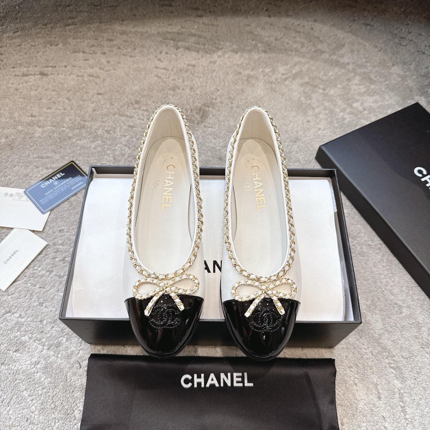 CHANEL klassieke ballerina's met sterren lakleren neus + geïmporteerd fijn fluweel, Italiaanse leren zool