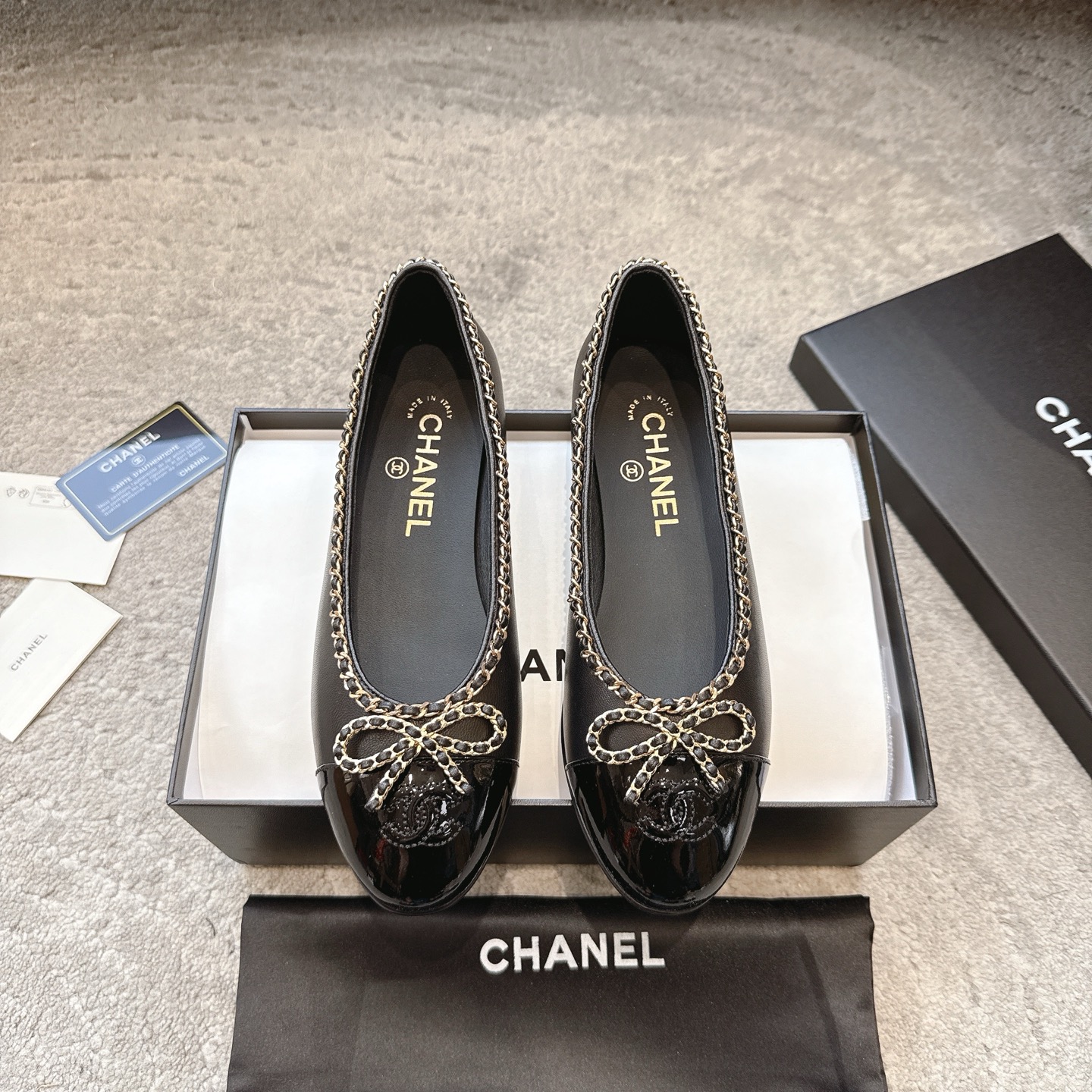 CHANEL klassieke ballerina's met sterren lakleren neus + geïmporteerd fijn fluweel, Italiaanse leren zool