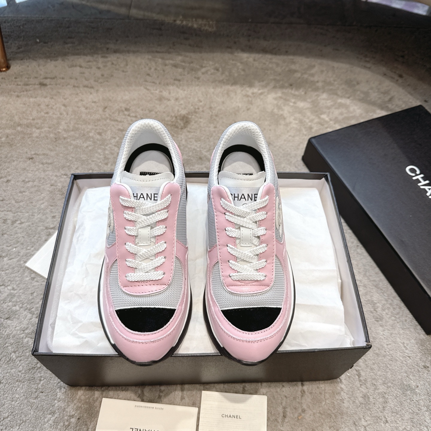 NO:560424,[CHANEL 25k dad shoes | A must-have for luxury fashionistas] The classic double C logo is eye-catching, and the black and white combination will never go out of style!  Leather + mesh stitching, full texture and breathable. Dad shoe silhouette, quietly increases height and shows thin legs. From commuter OL to street trendy girl, one shoe can hold all styles. Wear it, and the light luxury feeling of walking with wind is welded directly to your feet ~ C-position wear in the circle of friends depends on this pair!  Original customized calfskin mesh for the upper, original customized breathable mesh for the lining, original molded TU outsole for the sole, heel height: 6cm, size 34-41 (customized for 34, 40, 41), casual shoes/sports shoes, chanel, sneakers, cowhide19860909【CHANEL 25k老爹鞋｜奢潮人士必入款】 经典双C标识高调吸睛,黑白配永不过时！ 皮革+网面拼接,质感拉满还透气 老爹鞋廓形,悄悄增高还显腿细 从通勤OL到街头潮妹,一鞋hold住所有风格 穿上它,走路带风的轻奢感直接焊在脚上～ 朋友圈C位穿搭就靠这双！ 鞋面原版定制小牛皮网 内里原版定制透气网面 鞋底原版开模TU大底 跟高: 6cm 码数34-41(34、40、41定做),休闲鞋/运动鞋,chanel,sneakers,cowhide,Women's Shoes