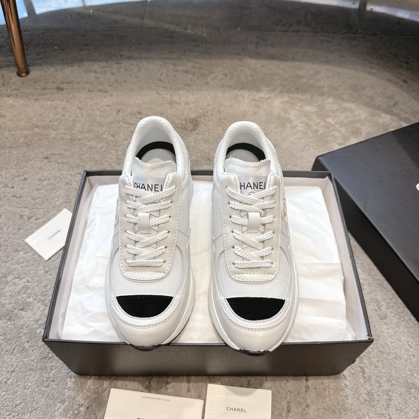 NO:560428,[CHANEL 25k dad shoes | A must-have for luxury fashionistas] The classic double C logo is eye-catching, and the black and white combination will never go out of style!  Leather + mesh stitching, full texture and breathable. Dad shoe silhouette, quietly increases height and shows thin legs. From commuter OL to street trendy girl, one shoe can hold all styles. Wear it, and the light luxury feeling of walking with wind is welded directly to your feet ~ C-position wear in the circle of friends depends on this pair!  Original customized calfskin mesh for the upper, original customized breathable mesh for the lining, original molded TU outsole for the sole, heel height: 6cm, size 34-41 (customized for 34, 40, 41), casual shoes/sports shoes, chanel, sneakers, cowhide19860909【CHANEL 25k老爹鞋｜奢潮人士必入款】 经典双C标识高调吸睛,黑白配永不过时！ 皮革+网面拼接,质感拉满还透气 老爹鞋廓形,悄悄增高还显腿细 从通勤OL到街头潮妹,一鞋hold住所有风格 穿上它,走路带风的轻奢感直接焊在脚上～ 朋友圈C位穿搭就靠这双！ 鞋面原版定制小牛皮网 内里原版定制透气网面 鞋底原版开模TU大底 跟高: 6cm 码数34-41(34、40、41定做),休闲鞋/运动鞋,chanel,sneakers,cowhide,Women's Shoes