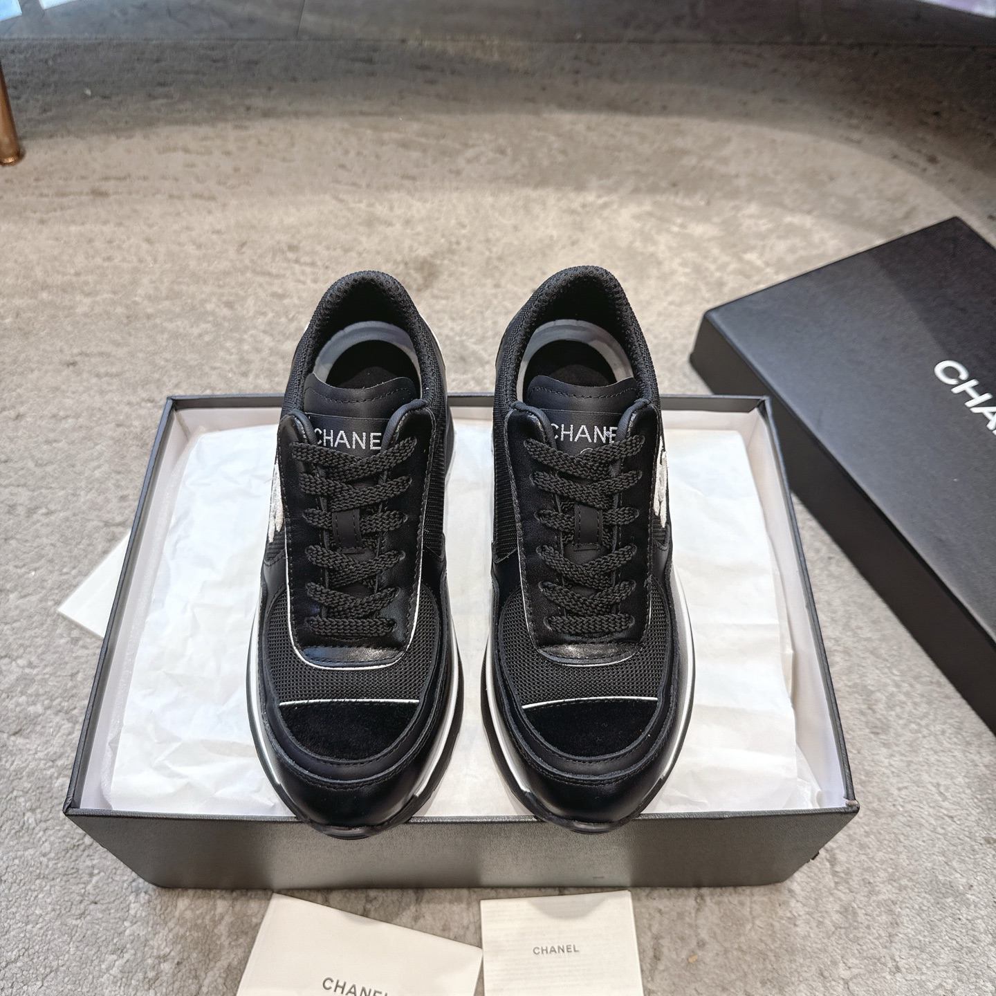 NO:560431,[CHANEL 25k dad shoes | A must-have for luxury fashionistas] The classic double C logo is eye-catching, and the black and white combination will never go out of style!  Leather + mesh stitching, full texture and breathable. Dad shoe silhouette, quietly increases height and shows thin legs. From commuter OL to street trendy girl, one shoe can hold all styles. Wear it, and the light luxury feeling of walking with wind is welded directly to your feet ~ C-position wear in the circle of friends depends on this pair!  Original custom calfskin mesh for the upper, original custom breathable mesh for the lining, original molded TU outsole for the sole, heel height: 6cm, size 34-41 (customized for 34, 40, 41), casual shoes/sports shoes, chanel, sneakers, cowhide19860909【CHANEL 25k老爹鞋｜奢潮人士必入款】 经典双C标识高调吸睛,黑白配永不过时！ 皮革+网面拼接,质感拉满还透气 老爹鞋廓形,悄悄增高还显腿细 从通勤OL到街头潮妹,一鞋hold住所有风格 穿上它,走路带风的轻奢感直接焊在脚上～ 朋友圈C位穿搭就靠这双！ 鞋面原版定制小牛皮网 内里原版定制透气网面 鞋底原版开模TU大底 跟高: 6cm 码数34-41(34、40、41定做),休闲鞋/运动鞋,chanel,sneakers,cowhide,Women's Shoes