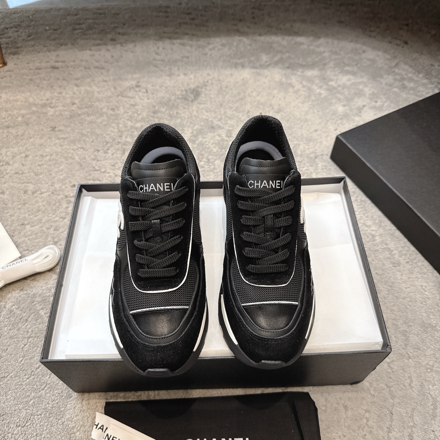 NO:560440,[CHANEL 25k dad shoes | A must-have for luxury fashionistas] The classic double C logo is eye-catching, and the black and white combination will never go out of style!  Leather + mesh stitching, full texture and breathable. Dad shoe silhouette, quietly increases height and shows thin legs. From commuter OL to street trendy girl, one shoe can hold all styles. Wear it, and the light luxury feeling of walking with wind is welded directly to your feet ~ C-position wear in the circle of friends depends on this pair!  Original custom calfskin mesh for the upper, original custom breathable mesh for the lining, original molded TU outsole for the sole, heel height: 4cm, size 34-41 (customized for 34, 40, 41), casual shoes/sports shoes, chanel, sneakers, cowhide19860909【CHANEL 25k老爹鞋｜奢潮人士必入款】 经典双C标识高调吸睛,黑白配永不过时！ 皮革+网面拼接,质感拉满还透气 老爹鞋廓形,悄悄增高还显腿细 从通勤OL到街头潮妹,一鞋hold住所有风格 穿上它,走路带风的轻奢感直接焊在脚上～ 朋友圈C位穿搭就靠这双！ 鞋面原版定制小牛皮网 内里原版定制透气网面 鞋底原版开模TU大底 跟高: 4cm 码数34-41(34、40、41定做),休闲鞋/运动鞋,chanel,sneakers,cowhide,Women's Shoes