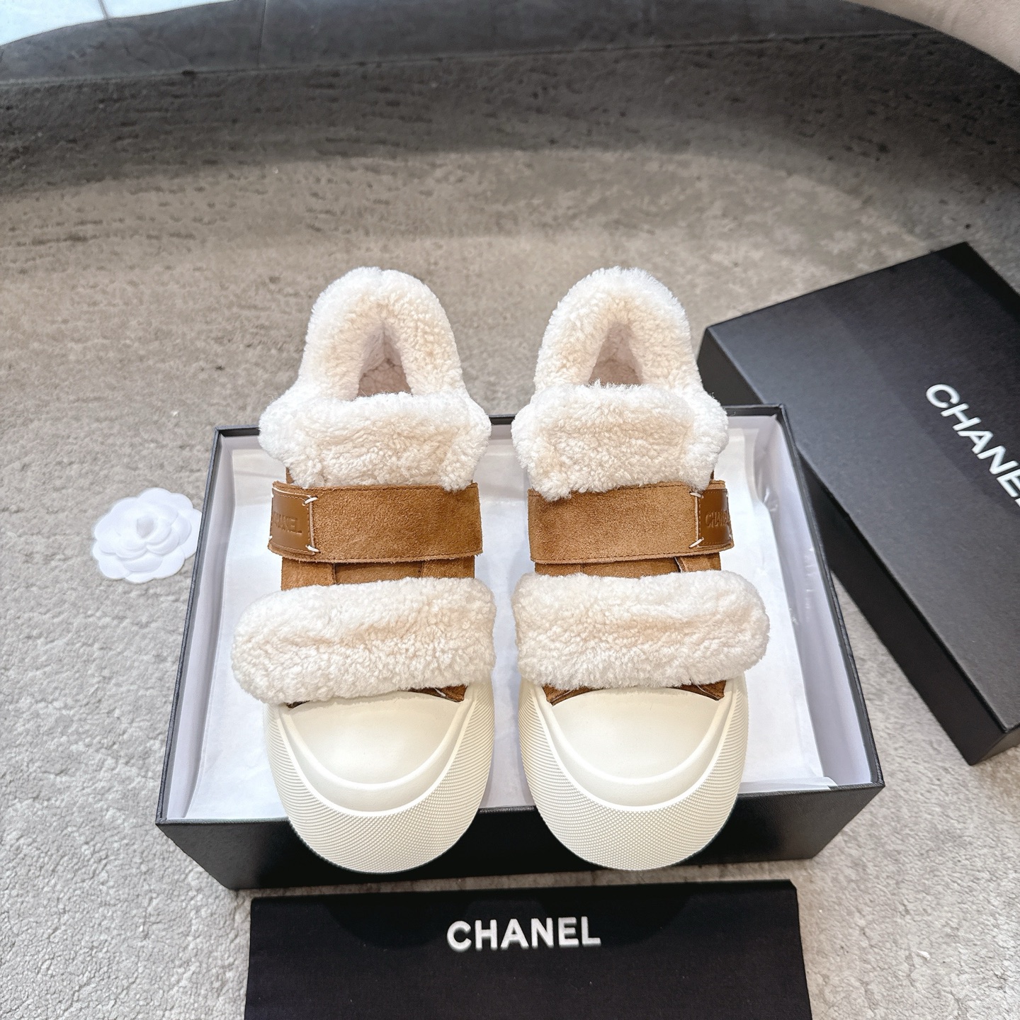 NO:593474,CHANEL25K panda color-blocked casual shoes, the same style as those of Internet celebrities. They are on the latest catwalk main series of the counter. They are arranged and matched with the original version. This versatile sneaker looks ordinary and is really easy to match on the foot. It is so cool. The heel is a three-dimensional logo. It is full of details. This casual shoe is very light and super comfortable on the foot. The comfort level cannot be said. It is a perfect score. The lining is imported Australian wool and the outsole is original private model.  Size35-39 (34, 40 customized, non-refundable), furry shoes, chanel19860909CHANEL25K熊猫拼色休闲鞋 网红明星同款 专柜最新走秀主打系列上 一比一原版排列搭配 这款百搭的板鞋 看似平平无奇 上脚后属实好搭 酷毙了 后跟拼起来是立体的logo 细节满满 这款休闲鞋很轻便 上脚超舒服的 舒适度没得说 直接满分 内里垫脚进口澳洲羊毛 大底原私模大底  Size35-39(34、40定做不退换),毛毛鞋,chanel,Women's Shoes