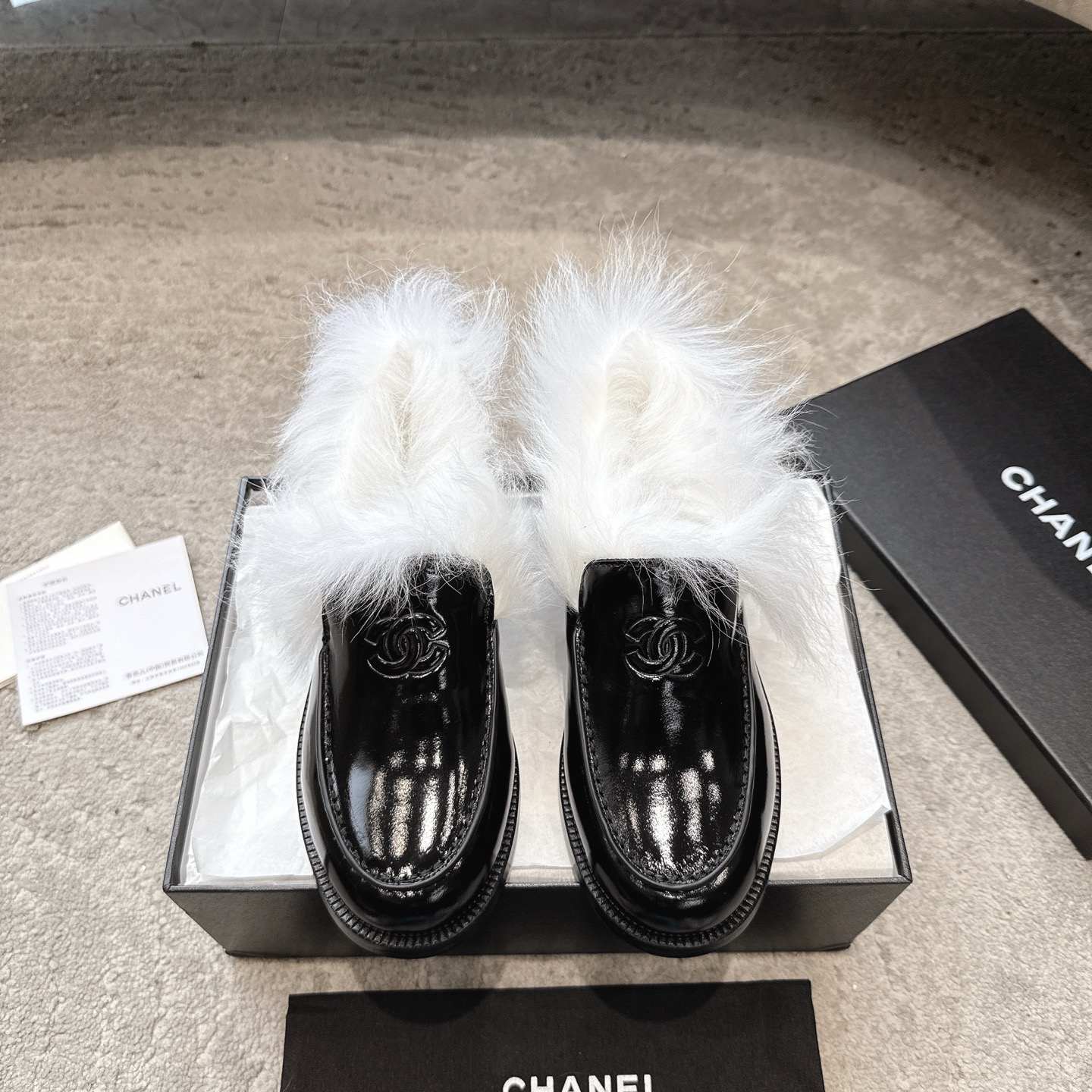 NO:593462,CHANEL25n Ski Series Furry Loafers This pair of raccoon fur loafers are so beautiful that they are speechless. The whole genuine leather fabric is exquisite and high-end, with classic embroidery. Every detail has the word 'luxury' written on it. The lining is made of soft wool to wrap your feet warmly. The imported raccoon fur is fluffy and plump. The Italian genuine leather sole shows the craftsmanship. Fabric: Made of original imported cow patent leather/cow suede. Beautiful padding sheepskin.  Original customized Italian genuine leather outsole Size34-42 (34.40.41.42 customization is not returnable), loafers, fur shoes, chanel, loafers, sheepskin, Leather soles19860909CHANEL25n滑雪系列 毛毛 乐福鞋 这双貉子毛乐福鞋真的美到失语 全真皮面料细腻高级 搭配经典刺绣 每一处细节都写着「奢侈」二字 内里选用柔软羊毛 温暖包裹双足 进口貉子毛装饰蓬松丰盈 意大利真皮底尽显匠心工艺 面料: 采用原版进口牛漆皮/牛反绒 美丽垫脚羊皮 鞋底原版定制意大利真皮大底 Size34-42（34.40.41.42定制不退换）,乐福鞋毛毛鞋,chanel,loafers,sheepskin,Leather soles,Women's Shoes