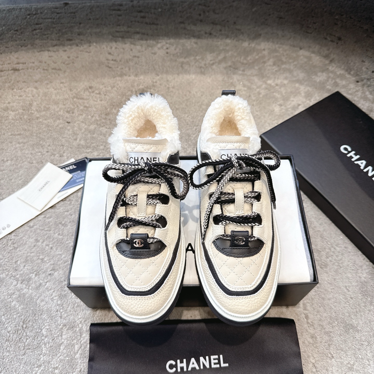 CHANEL nieuwe sneakers｜officiële website synchroon | uitverkocht in de boetiek｜lychee-motief + geborsteld kalfsleer｜wollen voering