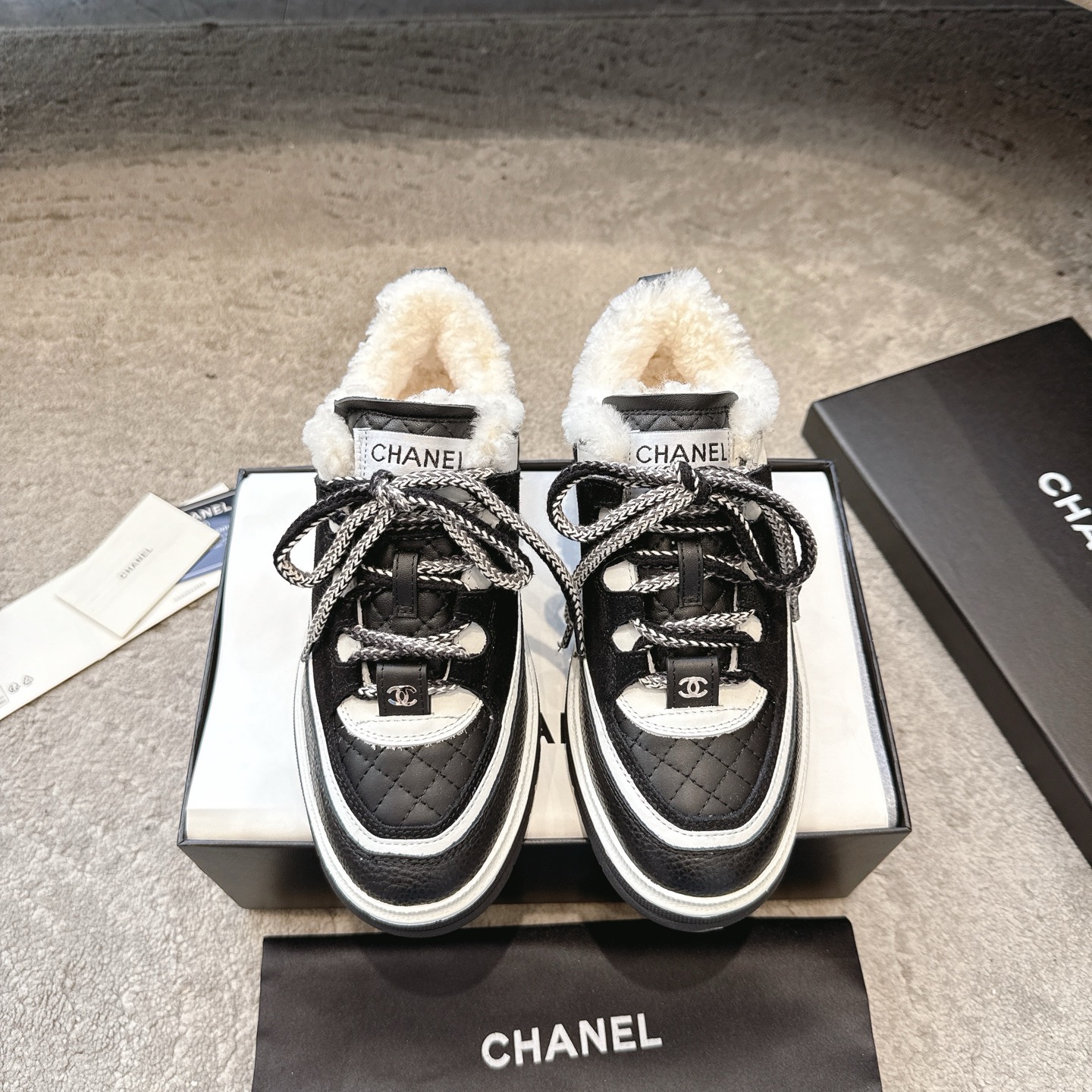 NO:593468,The new upgraded version of CHANEL 25C spring and summer new sports shoes is available on the official website at the same time. The counters are out of stock. Major bloggers are promoting the models on social days. This season's new models are simply eye-catching and look great on the feet. The casual casual sports style is cool and natural. It interprets Chanel's fashionable femininity. The overall customization makes all sports models on the market obsolete. This series is now available for sale!  Upper made of custom imported pebbled calfskin, custom frosted calfskin, lining, original one-to-one professionally customized wool, hardware accessories, original full set of molds (not common in the market), original custom molded TPU combination outsole, height 4 cm, women's size 35-39 (40.41 custom-made), casual shoes/sports shoes, chanel, chanel, sneakers, cowhide19860909全新升级版 CHANEL 25C春夏新款运动鞋 官网同步上 专柜断货王 各大博主社交日推款,这季新款简直闭眼入,上脚狂好看,率性的休闲运动风,飒爽又自然,演绎香奈儿的时髦女性气质,整体定制令当时市面上的所有运动款变得过时,本系列现已登陆发售！ 鞋面 采用定制进口荔枝纹小牛皮定制磨砂小牛皮 内里 原版一比一专业定制羊毛 五金配件 原版全套开模 (非市场通用) 原版定制开模TPU组合大底 高度4公分 女码35-39(40.41定做),休闲鞋/运动鞋毛毛鞋,chanel,chanel,sneakers,cowhide,Women's Shoes