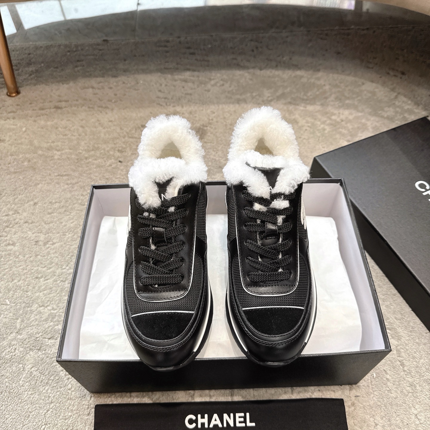 NO:593471,[CHANEL 25k dad shoes | A must-have for luxury fashionistas] The classic double C logo is eye-catching, and the black and white combination will never go out of style!  Leather + mesh stitching, full texture and breathable. Dad shoe silhouette, quietly increases height and shows thin legs. From commuter OL to street trendy girl, one shoe can hold all styles. Wear it, and the light luxury feeling of walking with wind is welded directly to your feet ~ C-position wear in the circle of friends depends on this pair!  Original custom-made calfskin mesh for the upper, original custom-made wool lining, original open-molded TPU outsole for the sole, Heel height: 6cm, size 34-41 (customized for 34, 40, 41), casual shoes/sports shoes, chanel, sneakers, cowhide19860909【CHANEL 25k老爹鞋｜奢潮人士必入款】 经典双C标识高调吸睛,黑白配永不过时！ 皮革+网面拼接,质感拉满还透气 老爹鞋廓形,悄悄增高还显腿细 从通勤OL到街头潮妹,一鞋hold住所有风格 穿上它,走路带风的轻奢感直接焊在脚上～ 朋友圈C位穿搭就靠这双！ 鞋面原版定制小牛皮网 内里原版定制羊毛 鞋底原版开模TPU大底 跟高: 6cm 码数34-41(34、40、41定做),休闲鞋/运动鞋毛毛鞋,chanel,sneakers,cowhide,Women's Shoes