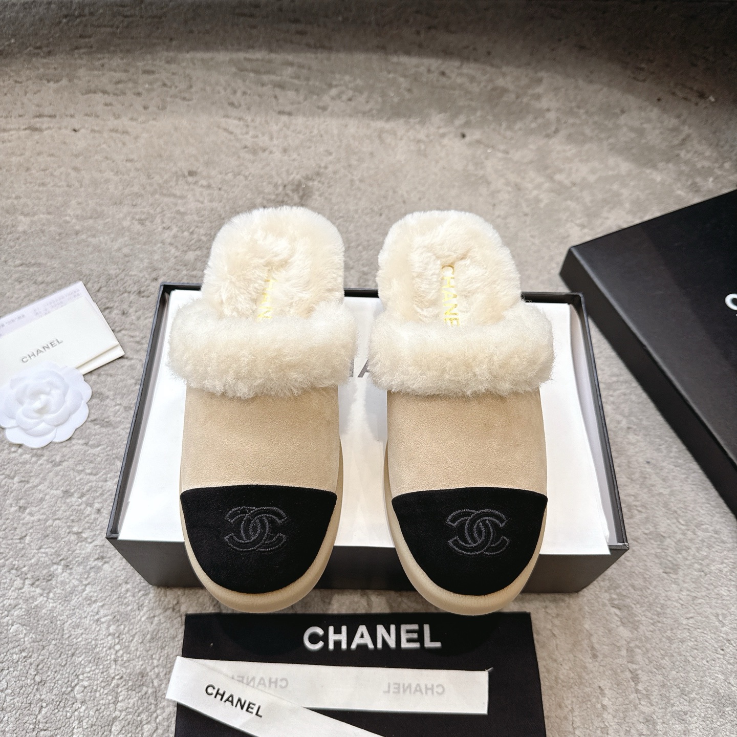 CHANEL Wool Slippers Quilted Lambswool Wool Curl Lining Rubber Anti-Slip Sole Boutique Packaging