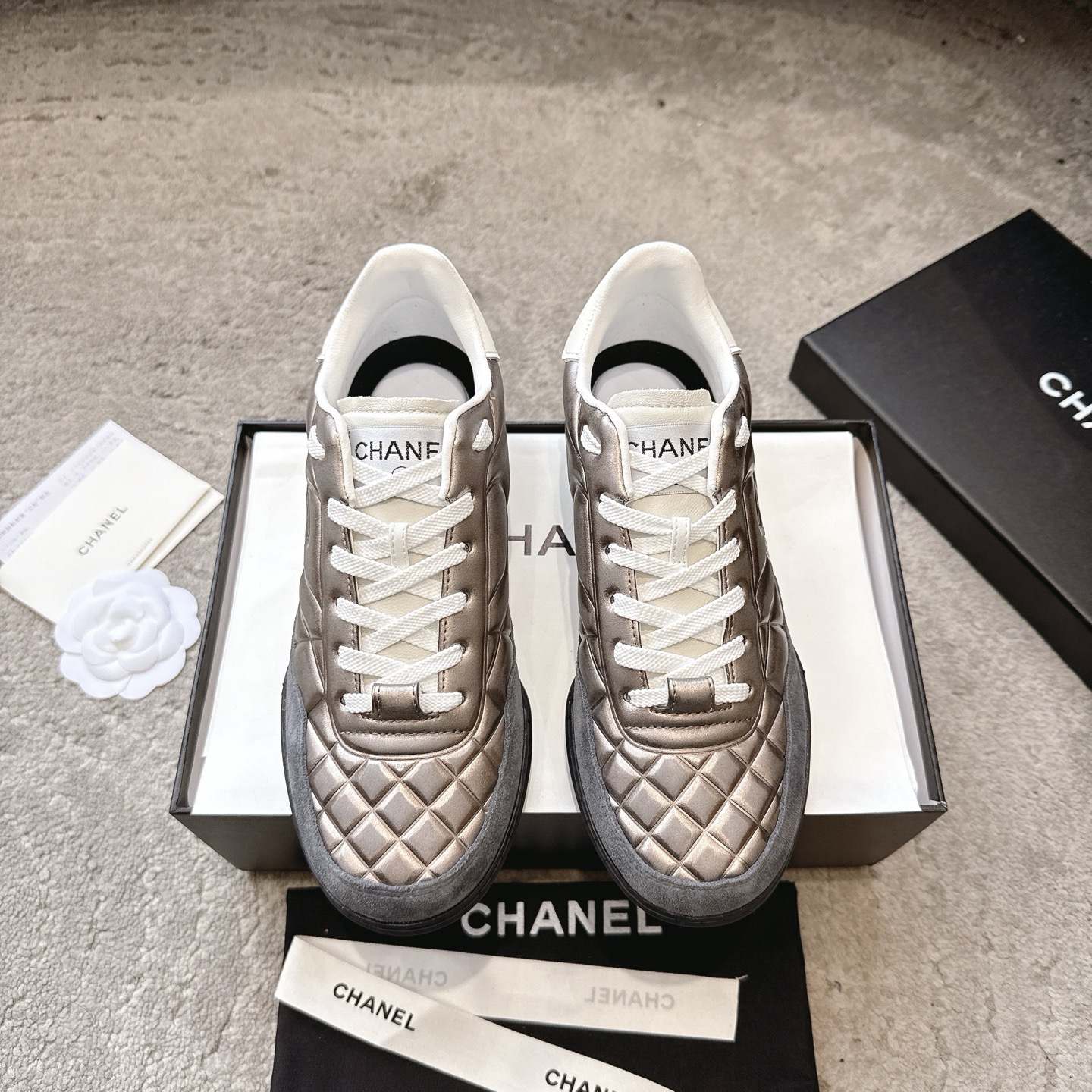 CHANEL nieuwe sneakers｜officiële website synchroon | uitverkocht in de boetiek｜lychee-motief + geborsteld kalfsleer｜wollen voering