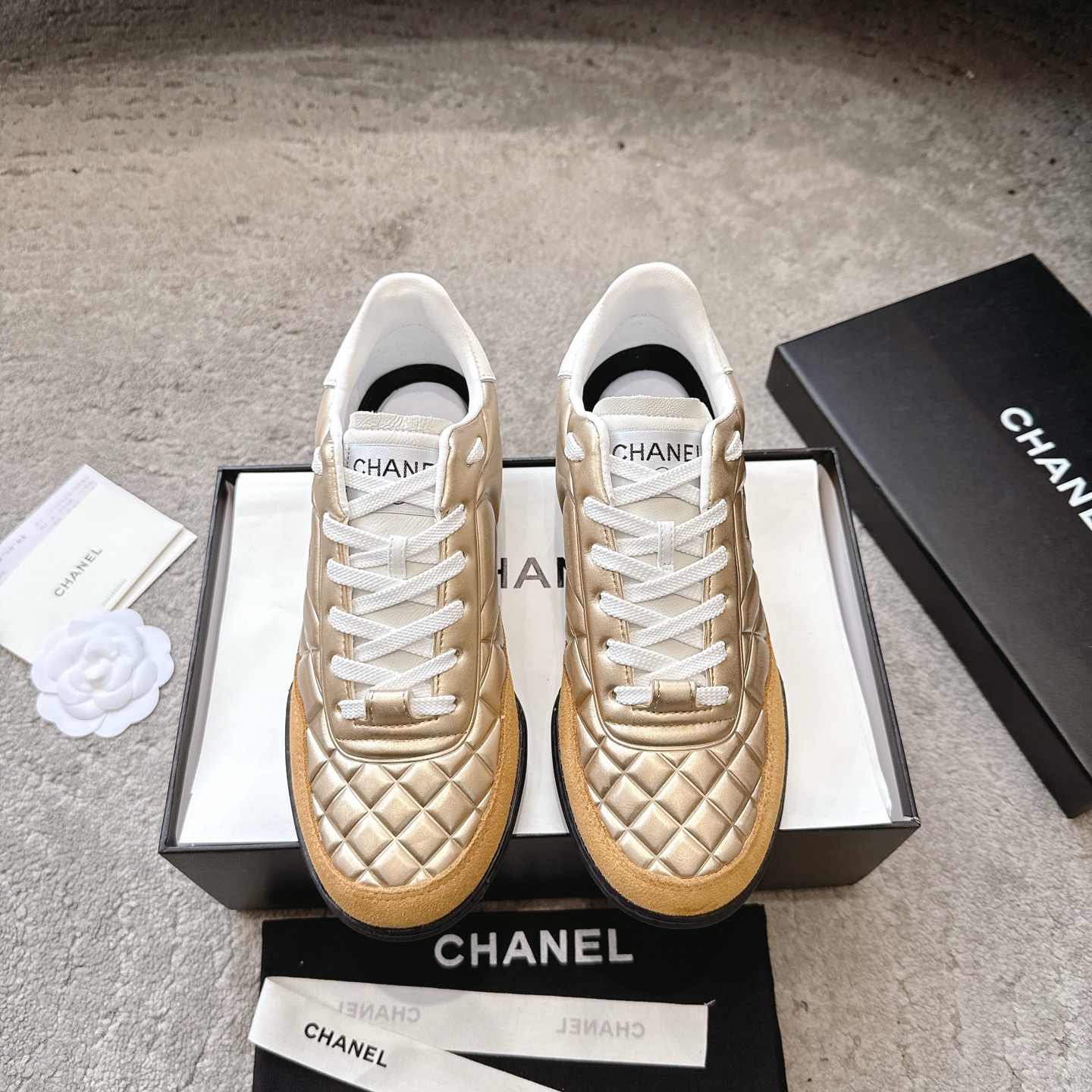 CHANEL nieuwe sneakers｜officiële website sync | uitverkocht in de boetiek｜lychee-textuur + suède kalfsleer｜wollen voering