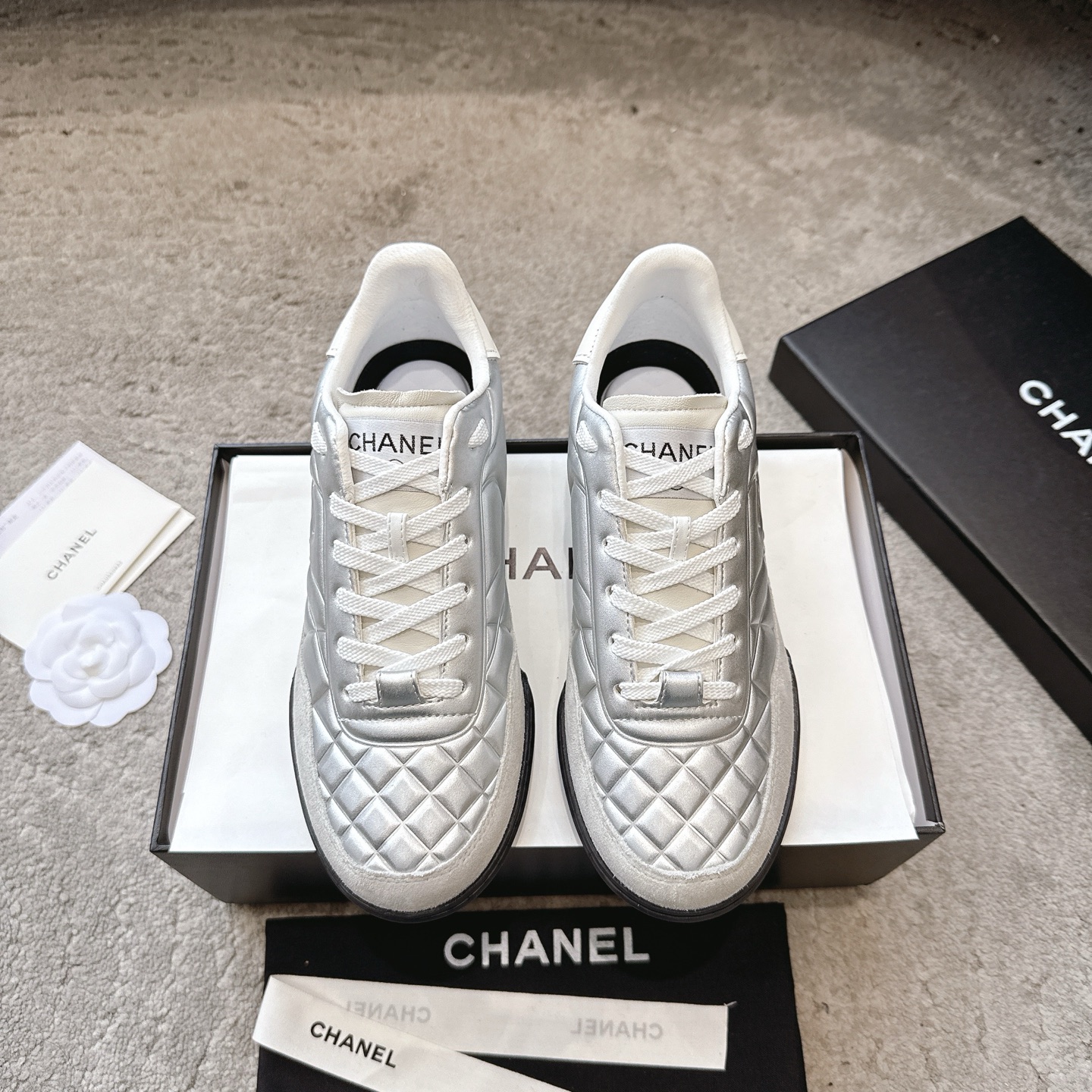 CHANEL nieuwe sneakers｜officiële website synchroon | uitverkocht in de boetiek｜lychee-motief + geborsteld kalfsleer｜wollen voering