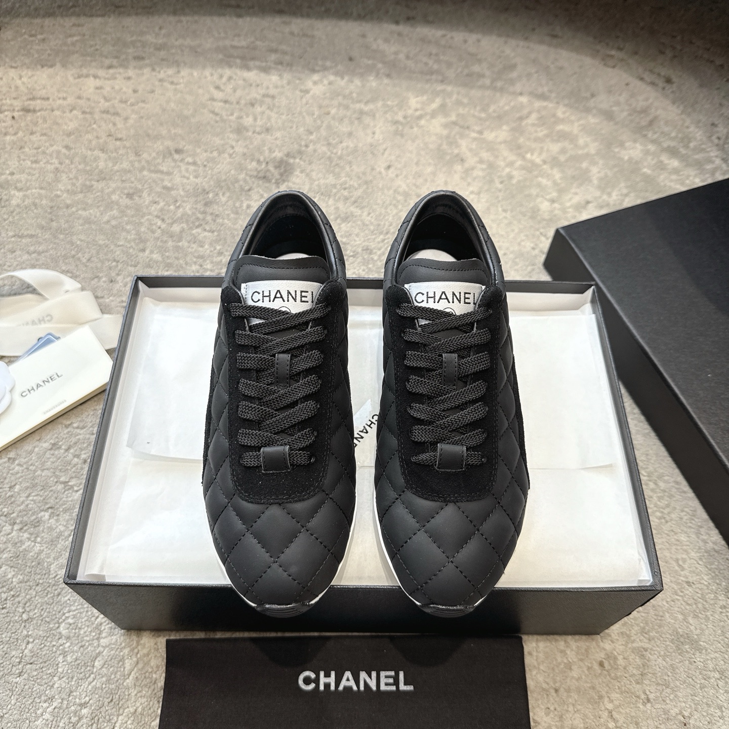 CHANEL nieuwe sneakers｜officiële website synchroon | uitverkocht in de boetiek｜lychee-motief + geborsteld kalfsleer｜wollen voering