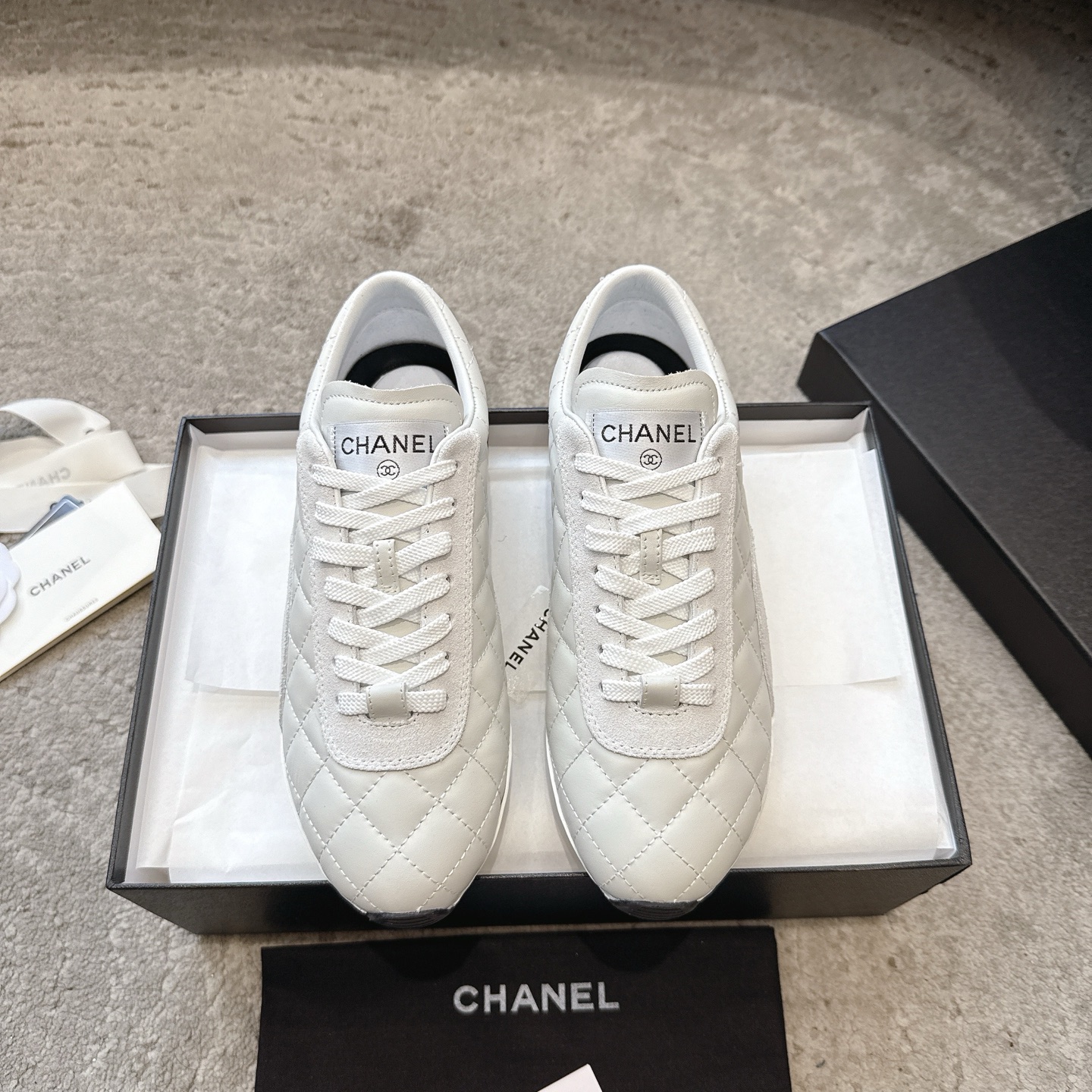 CHANEL nieuwe sneakers｜officiële website synchroon | uitverkocht in de boetiek｜lychee-motief + geborsteld kalfsleer｜wollen voering