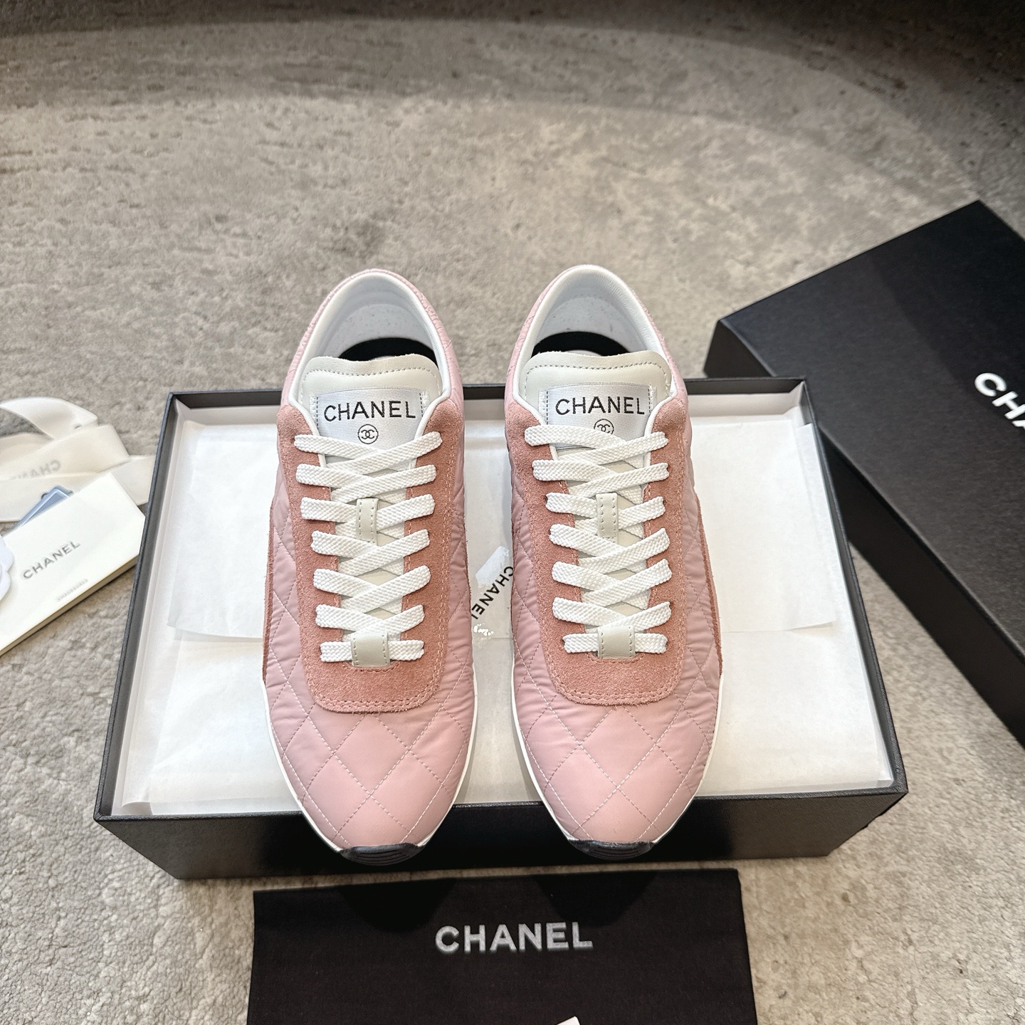 CHANEL nieuwe sneakers｜officiële website sync | uitverkocht in de boetiek｜lychee nerf + suède kalfsleer｜wollen voering