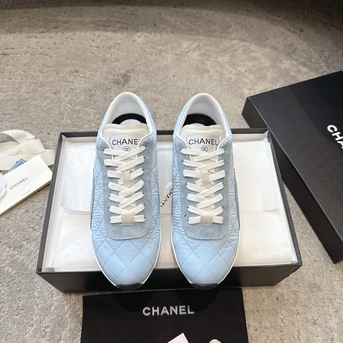 CHANEL nieuwe sneakers｜officiële website synchroon | de koning van uitverkochte collecties in de boetiek｜lychee-motief + geborsteld kalfsleer｜wollen voering