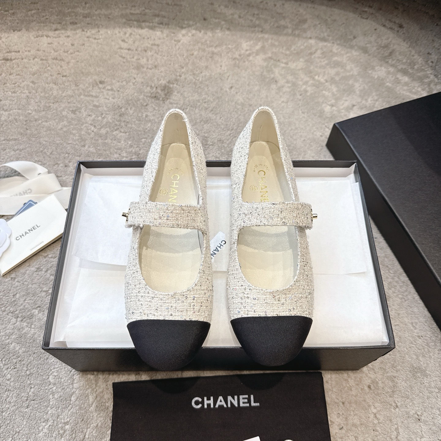 NO:652715,CHANEL Chanel 25ss spring and summer show style Mary Jane shoes are so popular at first sight that you can wear them freely according to the weather changes!  Put on socks to instantly transform into cute shoes for spring and summer!  Transform into a magical princess in seconds. The upper is made of original molded fabric. The lining is silk sheepskin. The foot feels super comfortable. The leather is very soft and skin-friendly. Italian imported leather outsole Size35-41 (40 41 customized), single shoes Mary Jane, chanel, chanel, mary jane, sheepskin, Leather soles19860909CHANEL 香奈儿 25ss 春夏秀款 玛丽珍 单鞋 第一眼看上就被种草了根据天气变化自由穿搭！套上袜套春夏秒变可爱单鞋！秒变魔法公主 鞋面采用原版开模布料 内里踮脚丝绸羊皮 脚感超级舒服 皮料非常柔软亲肤 意大利进口真皮大底 Size35-41（40 41定制）,单鞋玛丽珍,chanel,chanel,mary jane,sheepskin,Leather soles,Women's Shoes