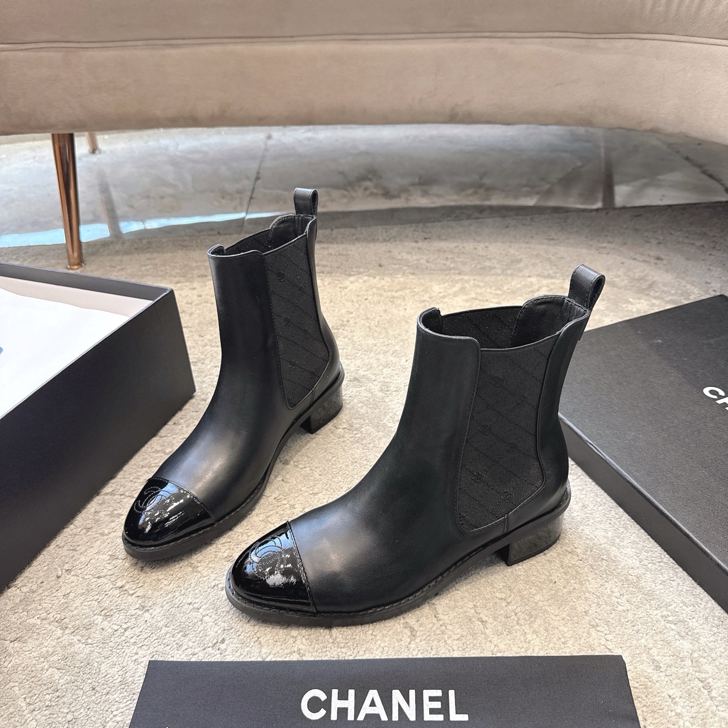 p320 2025Botas CHANEL, combinación de colores absolutamente clásica, con una sensación de alta gama, los detalles de la…