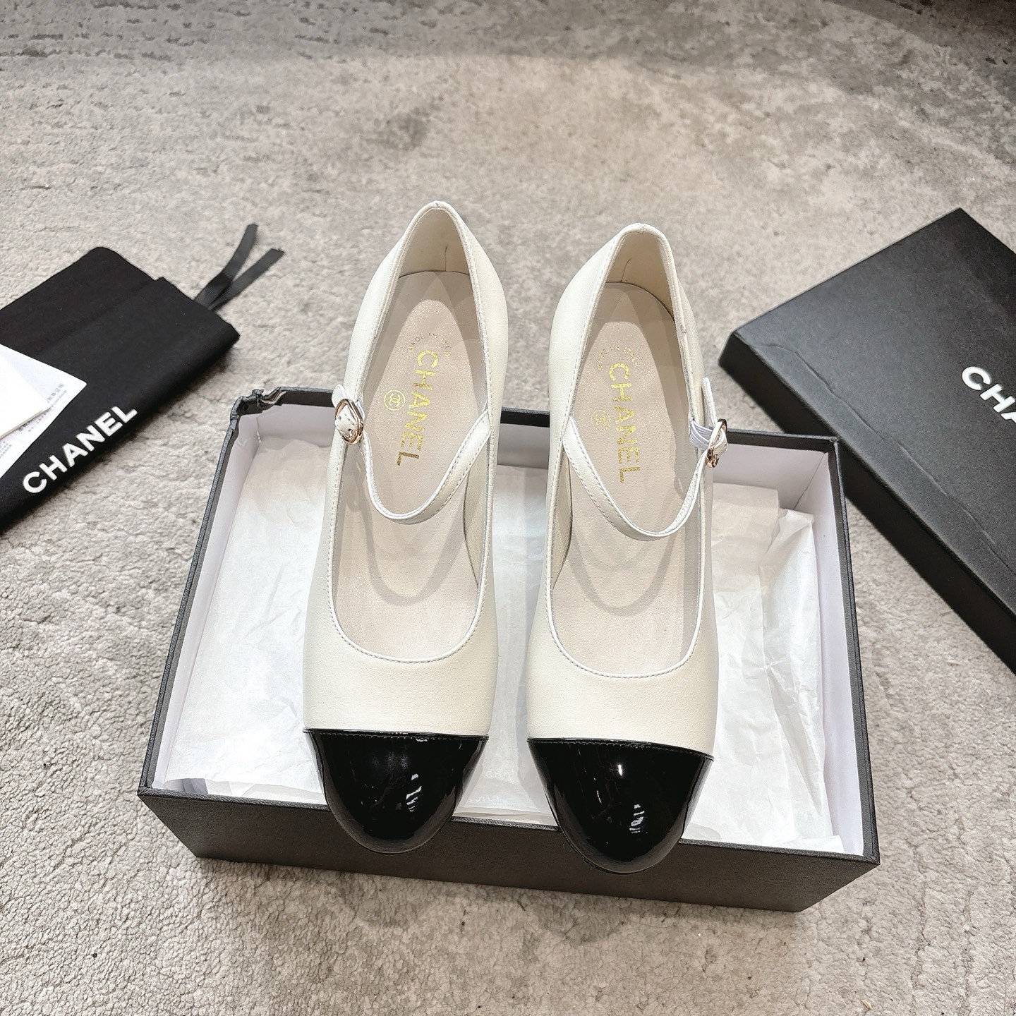 CHANEL Mary Jane сандалии подиумная модель подкладка из овечьей кожи подошва из натуральной итальянской кожи визуально осветляет и подчёркивает стиль