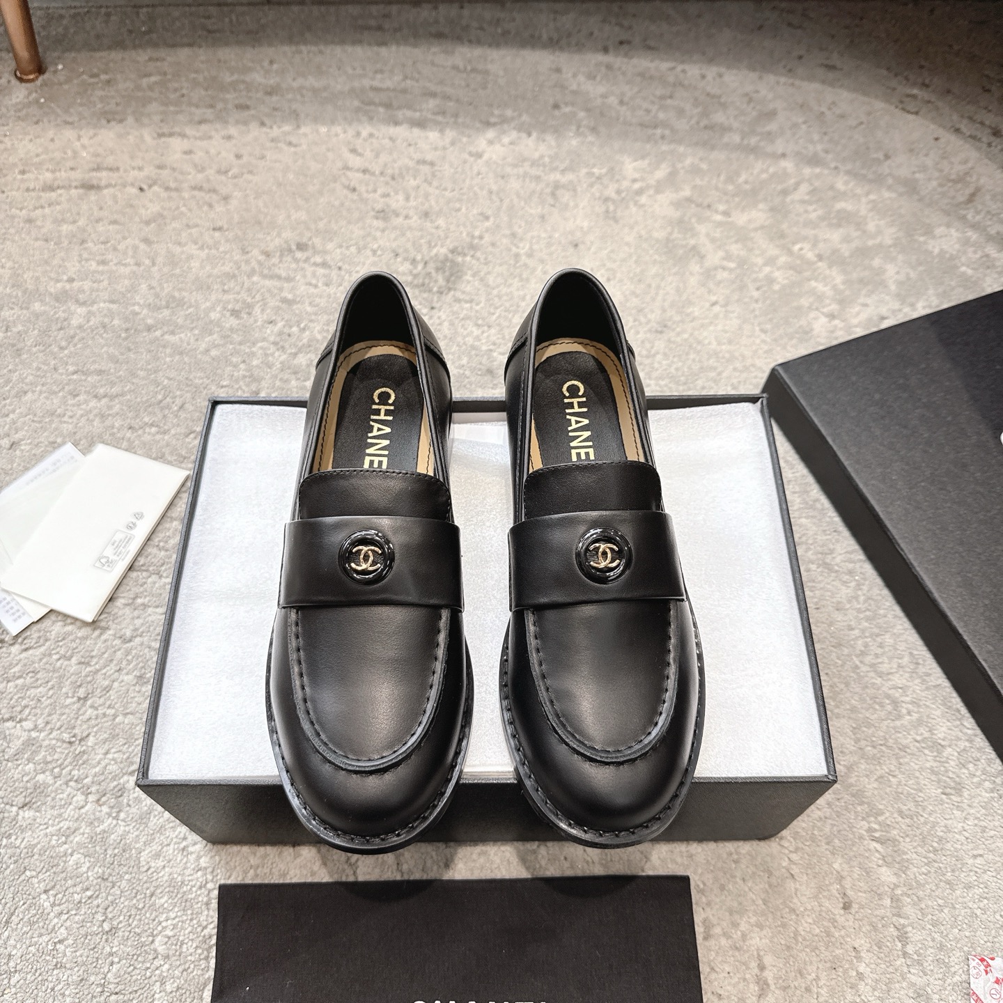 NO:652737,Chanel 25b new loafers for autumn and winter, a must-have item for Chanel. Grandma’s new loafers are simple and high-end in design, super versatile! Double C logo embellishment! The texture of imported cowhide is visible to the naked eye as natural animal leather! The top version has no pressure when entering and exiting the cabinet. It has a bookish texture on the feet and feels super good on the feet. Versatile items. The goddess series has the elegant and ladylike temperament of Xiangjia. It is super attractive, irresistible and heart-warming... Cowhide upper, sheepskin lining, outsole, imported genuine leather outsole, code number: 35-41 (41 customized, non-refundable), loafers, chanel, chanel, loafers, cowhide, sheepskin, Leather soles19860909Chanel 25b新款乐福鞋秋冬 香家必备爆款 香奶奶新品乐福鞋 设计简约高级,超级百搭款！双C logo点缀！进口牛皮肉眼可见的天然动物皮革的质感！顶级版本 进出柜柜无压力 上脚很有书香气质 脚感超好 百搭单品 女神系列,拥有香家特色优雅名媛气质,超级耐看,让人无法抗拒,心动ing…… 鞋面牛皮 內里羊皮 大底进口真皮大底 码数:35-41（41定制不退换）,乐福鞋,chanel,chanel,loafers,cowhide,sheepskin,Leather soles,Women's Shoes