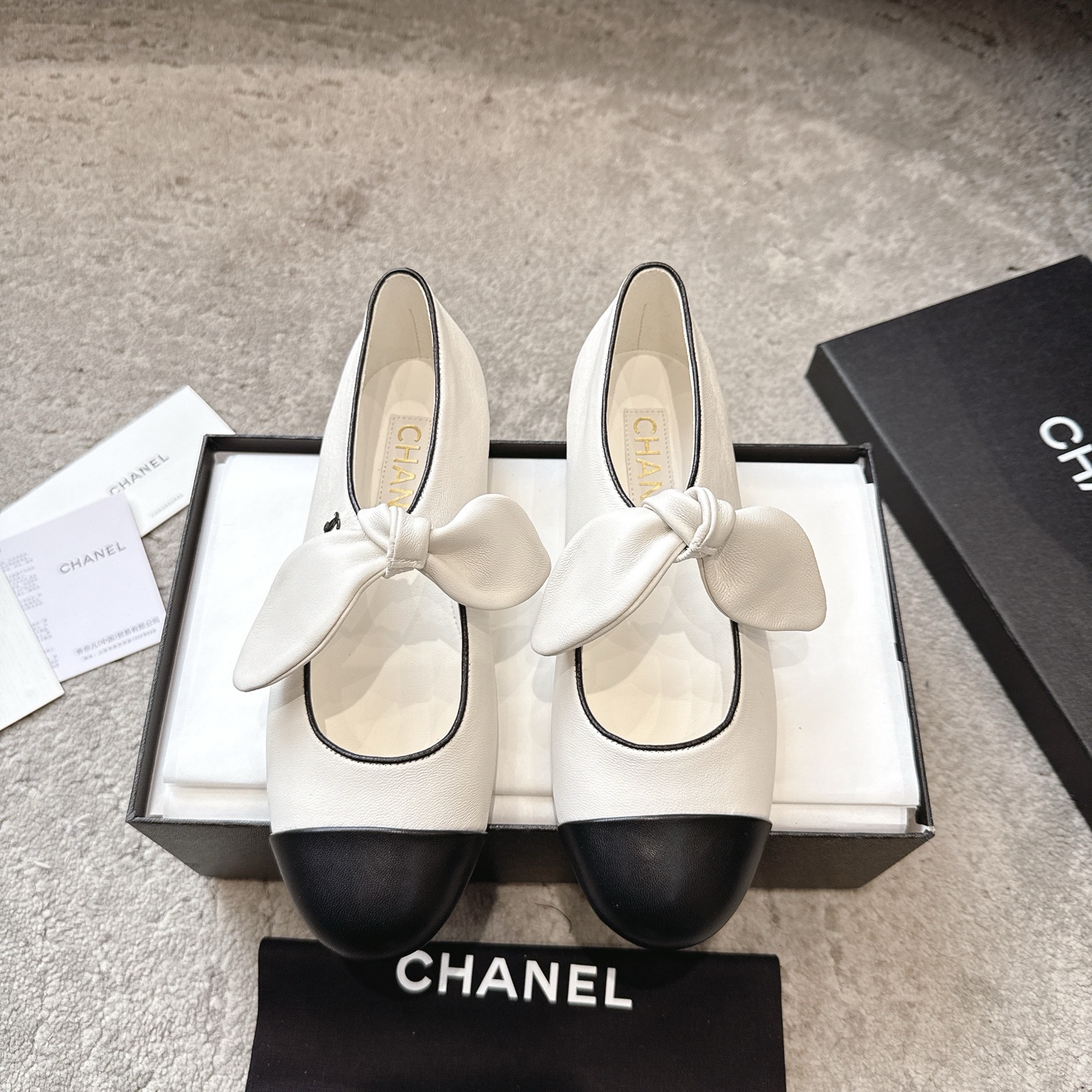 NO:652698,CHANEL25/A Mary Jane’s new and most beautiful series, soft ballet shoes, light granny shoes. The high-end sense of Chanel is always convincing. It looks quite simple, but it is inexplicably high-end on the feet. Many people asked me to buy this shoe for work before. I recommend this shoe with both hands. The small round toe determines its style trend. It is also a commuting style that is very tolerant to foot shapes. It is suitable for all kinds of foot types. The upper is imported sheepskin and the lining is made of mixed imported lambskin.  It's soft when you put it in. Original dyed genuine leather outsole. Heel height 1.5cm. Size 35-39 (customized for 40). Single shoes Mary Jane, chanel, chanel, mary jane, sheepskin, Leather soles.19860909CHANEL25/A玛丽珍新品最美系列 软软的 芭蕾单鞋 轻盈奶奶鞋  香家高级感这块总让人大写的服气 看起来蛮简单的款式 但上脚就莫名很高阶 之前好多人找我要上班的单鞋这款举双手推荐 小圆头的鞋头决定了它的风格走向 上班通勤款 对脚型的包容度也很高 适合各种各样的脚型 鞋面进口羊皮 内里采用混种进口小羊皮 伸进去软软的哦 大底原版透染真皮大底 跟高1.5cm Size35-39（40定制）,单鞋玛丽珍,chanel,chanel,mary jane,sheepskin,Leather soles,Women's Shoes