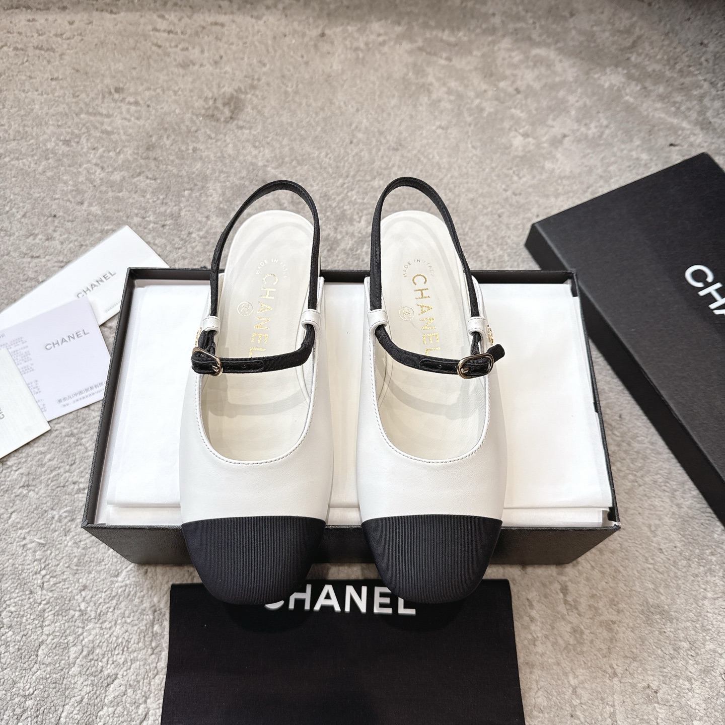 NO:652760,CHANEL 26c is the most beautiful new Mary Jane series. Soft ballet shoes and light granny shoes. The high-end sense of CHANEL always impresses people. It looks like a simple style, but it is inexplicably high-end on the feet. Many people asked me to buy this shoe for work before. I recommend this shoe with both hands. The small round toe determines its style trend. It is also very tolerant to the shape of the foot for work and commuting. It is suitable for all kinds of foot types. The upper is imported sheepskin and the lining is made of mixed imported lambskin.  It's soft when you put it in. Original dyed genuine leather outsole. Heel height 1.5cm. Size 35-39 (customized for 40). Single shoes Mary Jane, chanel, chanel, mary jane, sheepskin, Leather soles.19860909CHANEL 26c玛丽珍新品最美系列 软软的 芭蕾单鞋 轻盈奶奶鞋  香家高级感这块总让人大写的服气 看起来蛮简单的款式 但上脚就莫名很高阶 之前好多人找我要上班的单鞋这款举双手推荐 小圆头的鞋头决定了它的风格走向 上班通勤款 对脚型的包容度也很高 适合各种各样的脚型 鞋面进口羊皮 内里采用混种进口小羊皮 伸进去软软的哦 大底原版透染真皮大底 跟高1.5cm Size35-39（40定制）,单鞋玛丽珍,chanel,chanel,mary jane,sheepskin,Leather soles,Women's Shoes