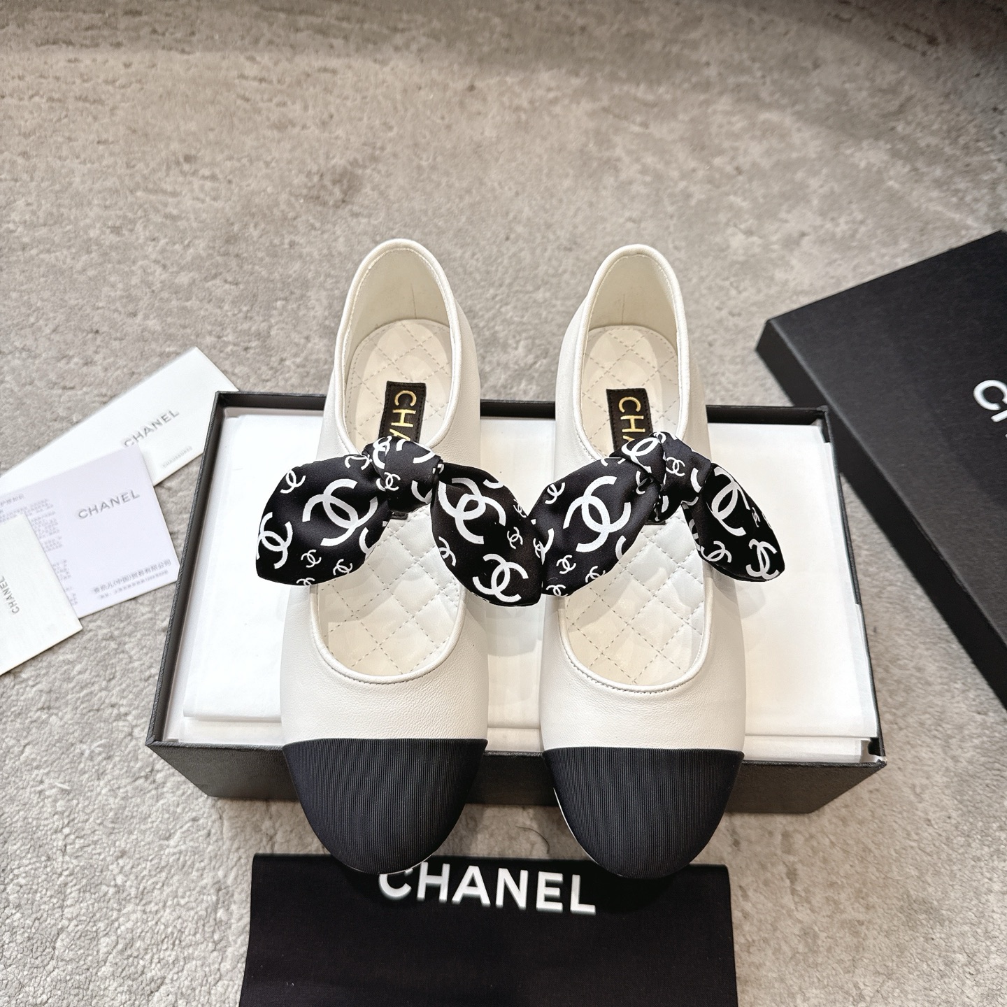 NO:652708,CHANEL 26c is the most beautiful new Mary Jane series. Soft ballet shoes and light granny shoes. The high-end sense of CHANEL always impresses people. It looks like a simple style, but it is inexplicably high-end on the feet. Many people asked me to buy this shoe for work before. I recommend this shoe with both hands. The small round toe determines its style trend. It is also very tolerant to the shape of the foot for work and commuting. It is suitable for all kinds of foot types. The upper is imported sheepskin and the lining is made of mixed imported lambskin.  It's soft when you put it in. Original dyed genuine leather outsole. Heel height 1.5cm. Size 35-39 (customized for 40). Single shoes Mary Jane, chanel, chanel, mary jane, sheepskin, Leather soles.19860909CHANEL 26c玛丽珍新品最美系列 软软的 芭蕾单鞋 轻盈奶奶鞋  香家高级感这块总让人大写的服气 看起来蛮简单的款式 但上脚就莫名很高阶 之前好多人找我要上班的单鞋这款举双手推荐 小圆头的鞋头决定了它的风格走向 上班通勤款 对脚型的包容度也很高 适合各种各样的脚型 鞋面进口羊皮 内里采用混种进口小羊皮 伸进去软软的哦 大底原版透染真皮大底 跟高1.5cm Size35-39（40定制）,单鞋玛丽珍,chanel,chanel,mary jane,sheepskin,Leather soles,Women's Shoes