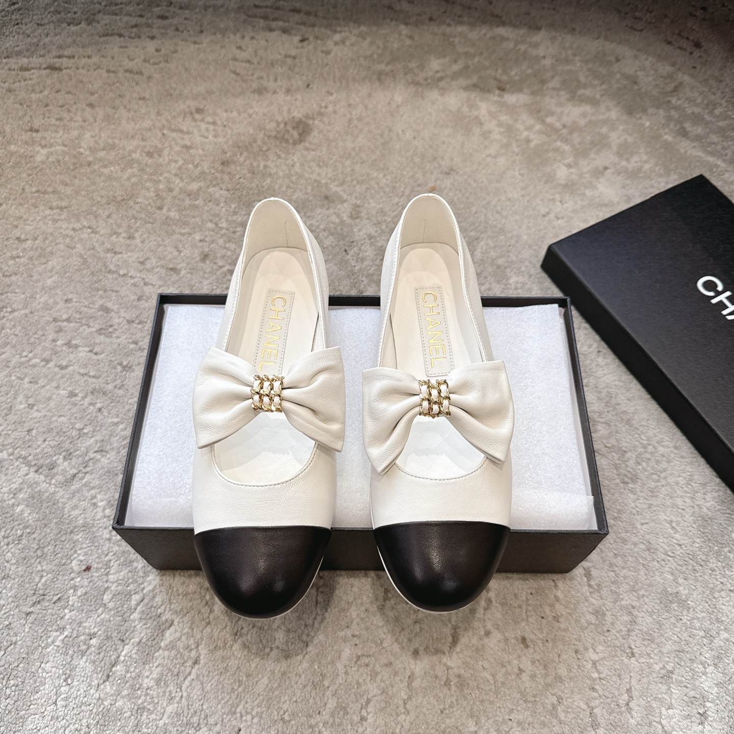 NO:652745,CHANEL 26c is the most beautiful new Mary Jane series. Soft ballet shoes and light granny shoes. The high-end sense of CHANEL always impresses people. It looks like a simple style, but it is inexplicably high-end on the feet. Many people asked me to buy this shoe for work before. I recommend this shoe with both hands. The small round toe determines its style trend. It is also very tolerant to the shape of the foot for work and commuting. It is suitable for all kinds of foot types. The upper is imported sheepskin and the lining is made of mixed imported lambskin.  It's soft when you put it in. Original dyed genuine leather outsole. Heel height 1.5cm. Size 35-39 (40 41 customized). Single shoes Mary Jane, chanel, chanel, mary jane, sheepskin, Leather soles.19860909CHANEL 26c玛丽珍新品最美系列 软软的 芭蕾单鞋 轻盈奶奶鞋  香家高级感这块总让人大写的服气 看起来蛮简单的款式 但上脚就莫名很高阶 之前好多人找我要上班的单鞋这款举双手推荐 小圆头的鞋头决定了它的风格走向 上班通勤款 对脚型的包容度也很高 适合各种各样的脚型 鞋面进口羊皮 内里采用混种进口小羊皮 伸进去软软的哦 大底原版透染真皮大底 跟高1.5cm Size35-39（40 41定制）,单鞋玛丽珍,chanel,chanel,mary jane,sheepskin,Leather soles,Women's Shoes