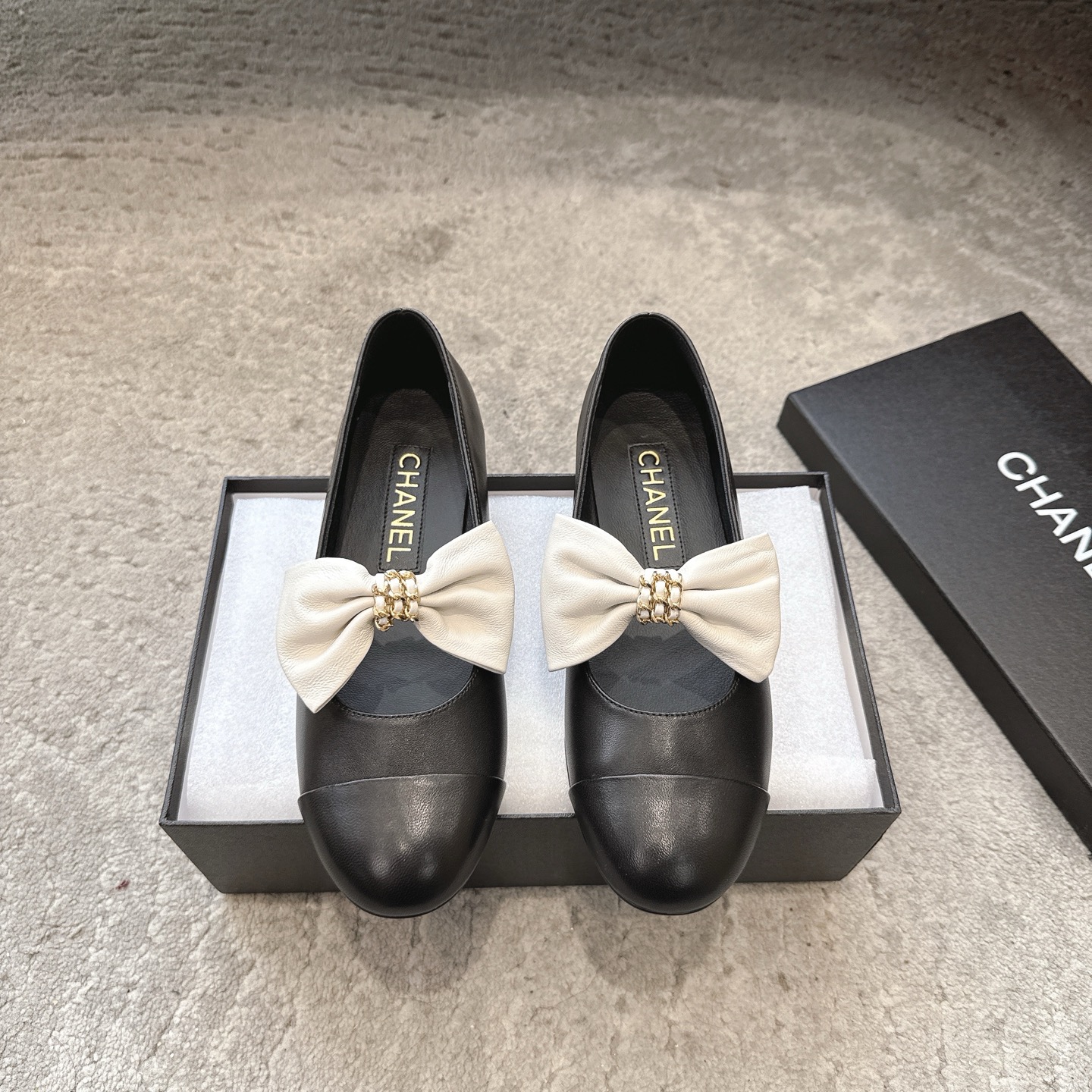 NO:652754,CHANEL 26c is the most beautiful new Mary Jane series. Soft ballet shoes and light granny shoes. The high-end sense of CHANEL always impresses people. It looks like a simple style, but it is inexplicably high-end on the feet. Many people asked me to buy this shoe for work before. I recommend this shoe with both hands. The small round toe determines its style trend. It is also very tolerant to the shape of the foot for work and commuting. It is suitable for all kinds of foot types. The upper is imported sheepskin and the lining is made of mixed imported lambskin.  It's soft when you put it in. Original dyed genuine leather outsole. Heel height 1.5cm. Size 35-39 (customized for 40). Single shoes Mary Jane, chanel, chanel, mary jane, sheepskin, Leather soles.19860909CHANEL 26c玛丽珍新品最美系列 软软的 芭蕾单鞋 轻盈奶奶鞋  香家高级感这块总让人大写的服气 看起来蛮简单的款式 但上脚就莫名很高阶 之前好多人找我要上班的单鞋这款举双手推荐 小圆头的鞋头决定了它的风格走向 上班通勤款 对脚型的包容度也很高 适合各种各样的脚型 鞋面进口羊皮 内里采用混种进口小羊皮 伸进去软软的哦 大底原版透染真皮大底 跟高1.5cm Size35-39（40定制）,单鞋玛丽珍,chanel,chanel,mary jane,sheepskin,Leather soles,Women's Shoes