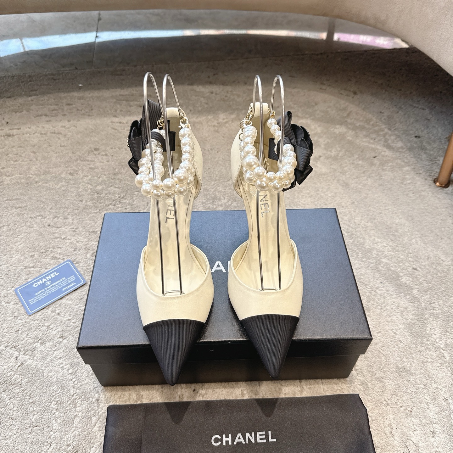 NO:652730,CHANEL 26c Spring and Summer New Style Pointed Toe Anklet Large Pearl Sandals Double C Buckle Camellia Flat Bottom Mary Jane Classic Double Color Blocking Hollow Shoes This sandal opens the beginning of spring and summer with neat tailoring. The color matching design collides with fresh inspiration. The hollow version allows the skin to embrace the breeze freely, and every step is followed by a light rhythm.  .The wide anklet between the ankles is the finishing touch, and the large pearl string trembles with each step, continuing the original intention of small fragrant pearls becoming a feminine element, breaking the boundary between luxury and daily life, so that delicacy does not need to be exaggerated. The pointed design cleverly extends the leg lines, visually elongates the proportion, and easily creates a sense of 'long legs'!  Lambskin upper, sheepskin lining, Italian genuine leather outsole, size 35-39 (40.41 custom-made, non-returnable), high heels and sandals, chanel, sandals, mary jane, high heels, sheepskin, Leather soles19860909CHANEL 26c春夏新款 尖头脚环大珍珠凉鞋双C扣山茶花平底玛丽珍经典双拼色中空单鞋 这款凉鞋以利落剪裁开启春夏序章,拼色设计碰撞出鲜活灵感,中空版型让肌肤与微风自在相拥,每一步都踩着轻盈韵律 .脚踝间的宽幅脚环是点睛之笔,硕大珍珠串饰随步履轻颤,延续着小香珍珠成为柔美元素的初心,打破华贵与日常的边界 让精致无需浮夸. 尖头设计巧妙延伸腿部线条 视觉上拉长比例 轻松打造“大长腿”既视感！ 鞋面小羊皮 内里垫脚羊皮 鞋底意大利真皮大底 码数35-39（40.41定做不退换）,高跟鞋凉鞋,chanel,sandals,mary jane,high heels,sheepskin,Leather soles,Women's Shoes