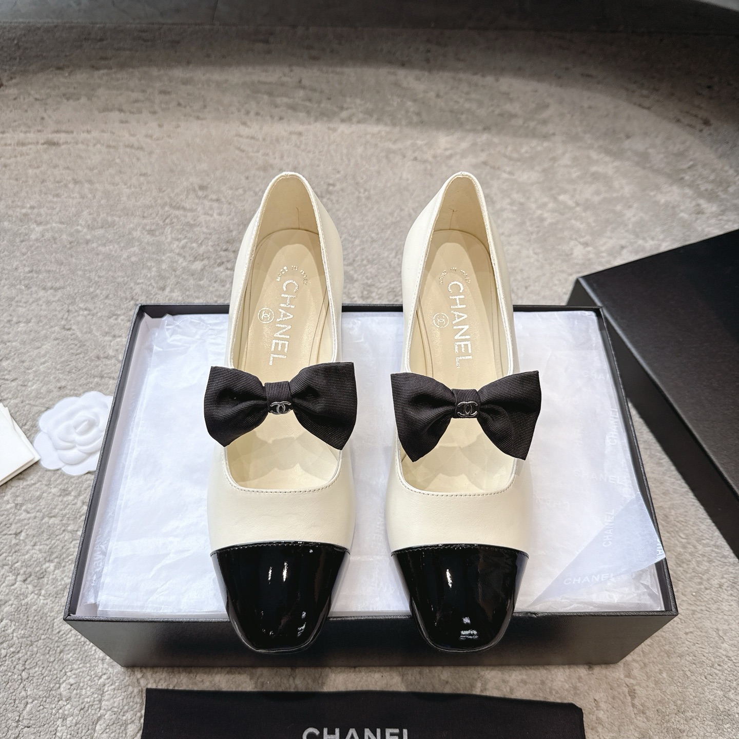 NO:652704,CHANEL 25b autumn and winter new bow Mary Jane Xiaoxiang autumn and winter new product The retro Mary Jane is so right, I personally like the classic combination the best, it has the feeling of retro Xiaoxiang style in the 1980s, the style is novel and fashionable, and the craftsmanship is perfectly combined. The beautiful Xiaoxiang Mary Jane ballet shoes, simple solid color without complicated design, can be paired with small pants or gauze skirts in spring to bring out a different kind of high-end! Fabric: Imported lambskin/patent leather Lining/foot pads: Imported sheepskin Outsole: Genuine leather outsole imported from Italy Size: 35-41 (4041 custom-made, non-refundable), single shoes Mary Jane, chanel, mary jane, skirts, sheepskin, Leather soles19860909CHANEL 25b秋冬新款蝴蝶结玛丽珍 小香秋冬新品 复古的玛丽珍太对味了,个人最喜欢好经典的搭配,颇有80年代复古小香风的感觉,款式新颖时尚,工艺完美结合.好看的小香玛丽珍芭蕾单鞋,简约的的纯色没有复杂设计,春天配小脚裤,纱裙都能衬托出别样的高级！ 面料: 进口小羊皮/漆皮 内里/垫脚: 进口出羊皮 大底: 意大利进口真皮大底 Size:35-41（4041定做不退換）,单鞋玛丽珍,chanel,mary jane,skirts,sheepskin,Leather soles,Women's Shoes