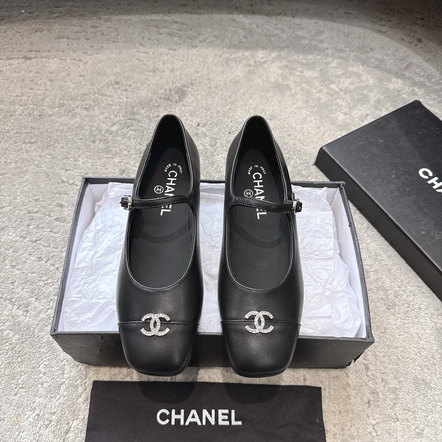 NO:652711,CHANEL 26c retro square-toe Mary Jane's most beautiful new product series, soft ballet shoes, light granny shoes, Chanel's high-end sense always impresses people. It looks like a simple style, but it is inexplicably very high-end on the feet. Many people asked me to recommend this shoe for work. The small round toe determines its style trend. It is a commuting model that is also very tolerant of foot shapes. It is suitable for various foot types. The upper is imported sheepskin.  The lining is made of mixed imported lambskin. It is soft when you put it in. The outsole is original dyed genuine leather. The heel height is 1.5cm. Size35-39 (customized for 40). Single shoes Mary Jane, chanel, chanel, mary jane, sheepskin, Leather soles19860909CHANEL 26c复古方头玛丽珍新品最美系列 软软的 芭蕾单鞋 轻盈奶奶鞋  香家高级感这块总让人大写的服气 看起来蛮简单的款式 但上脚就莫名很高阶 之前好多人找我要上班的单鞋这款举双手推荐 小圆头的鞋头决定了它的风格走向 上班通勤款 对脚型的包容度也很高 适合各种各样的脚型 鞋面进口羊皮 内里采用混种进口小羊皮 伸进去软软的哦 大底原版透染真皮大底 跟高1.5cm Size35-39（40定制）,单鞋玛丽珍,chanel,chanel,mary jane,sheepskin,Leather soles,Women's Shoes