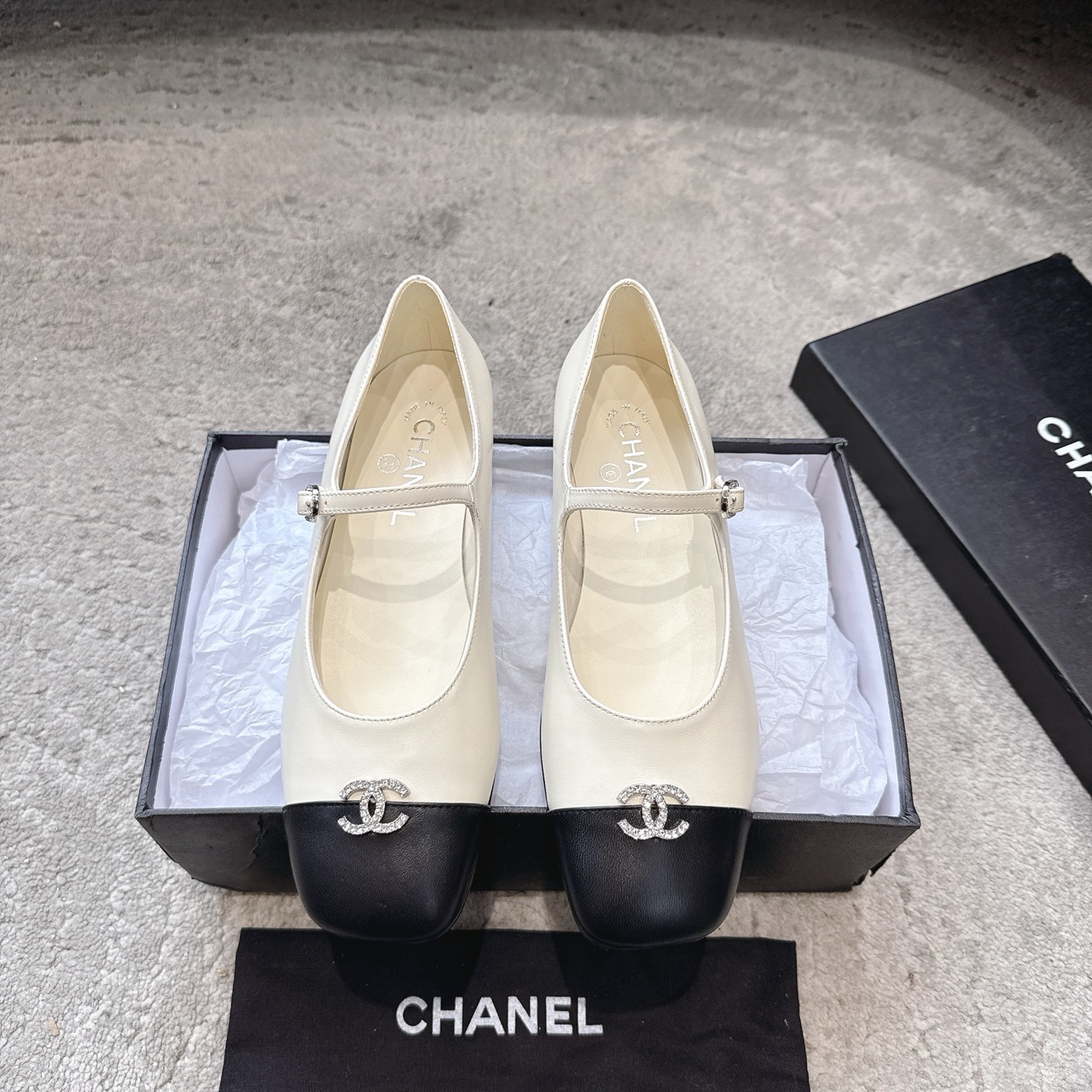 NO:652718,CHANEL 26c retro square-toe Mary Jane's most beautiful new product series, soft ballet shoes, light granny shoes, Chanel's high-end sense always impresses people. It looks like a simple style, but it is inexplicably very high-end on the feet. Many people asked me to recommend this shoe for work. The small round toe determines its style trend. It is a commuting model that is also very tolerant of foot shapes. It is suitable for various foot types. The upper is imported sheepskin.  The lining is made of mixed imported lambskin. It is soft when you put it in. The outsole is original dyed genuine leather. The heel height is 1.5cm. Size35-39 (customized for 40). Single shoes Mary Jane, chanel, chanel, mary jane, sheepskin, Leather soles19860909CHANEL 26c复古方头玛丽珍新品最美系列 软软的 芭蕾单鞋 轻盈奶奶鞋  香家高级感这块总让人大写的服气 看起来蛮简单的款式 但上脚就莫名很高阶 之前好多人找我要上班的单鞋这款举双手推荐 小圆头的鞋头决定了它的风格走向 上班通勤款 对脚型的包容度也很高 适合各种各样的脚型 鞋面进口羊皮 内里采用混种进口小羊皮 伸进去软软的哦 大底原版透染真皮大底 跟高1.5cm Size35-39（40定制）,单鞋玛丽珍,chanel,chanel,mary jane,sheepskin,Leather soles,Women's Shoes