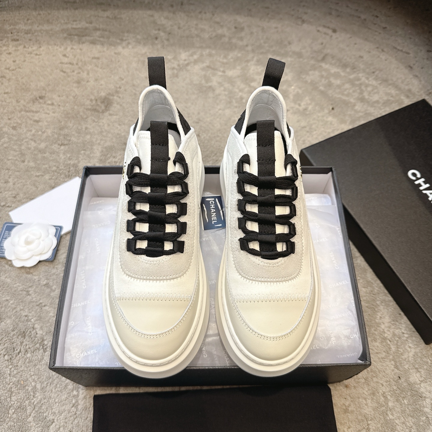 NO:750285,CHANEL25p panda color-blocked casual shoes, the same style as those of Internet celebrities. They are on the latest catwalk main series of the counter. They are arranged and matched with the original version. This versatile sneaker looks ordinary and is really easy to match on the foot. It is so cool. The heel is a three-dimensional logo. It is full of details. This casual shoe is very light and super comfortable on the foot. The comfort level cannot be said. It is a perfect score. The inner lining is made of imported sheepskin and the outsole is originally a private model.  Size35-40 (34, 40 customized), casual shoes/sports shoes, chanel, sneakers, sheepskin19860909CHANEL25p熊猫拼色休闲鞋 网红明星同款 专柜最新走秀主打系列上 一比一原版排列搭配 这款百搭的板鞋 看似平平无奇 上脚后属实好搭 酷毙了 后跟拼起来是立体的logo 细节满满 这款休闲鞋很轻便 上脚超舒服的 舒适度没得说 直接满分 内里垫脚进口羊皮里 大底原私模大底  Size35-40（34、40订做）,休闲鞋/运动鞋,chanel,sneakers,sheepskin,Women's Shoes