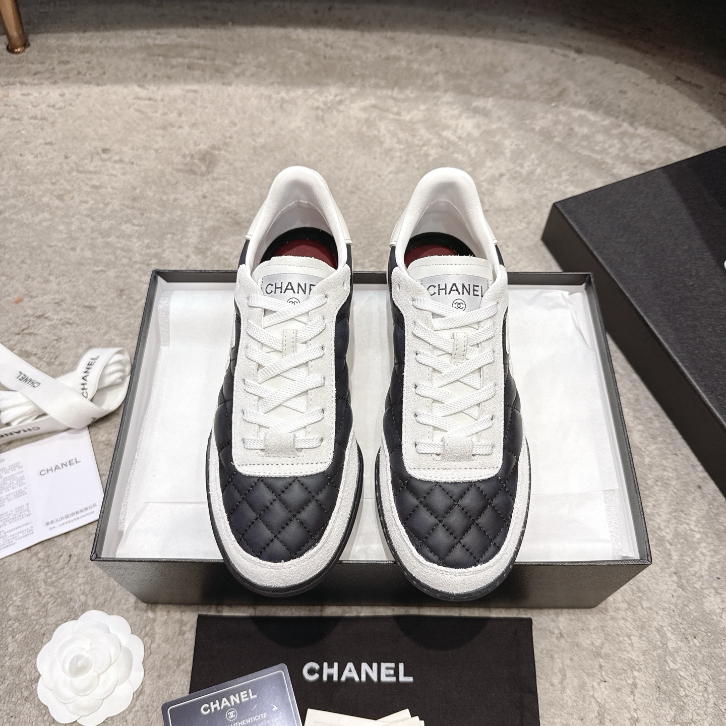 CHANEL baskets sneakers｜boutique haut de gamme｜multi-artisanat + mélange de couleurs contrastées｜cuir de première couche