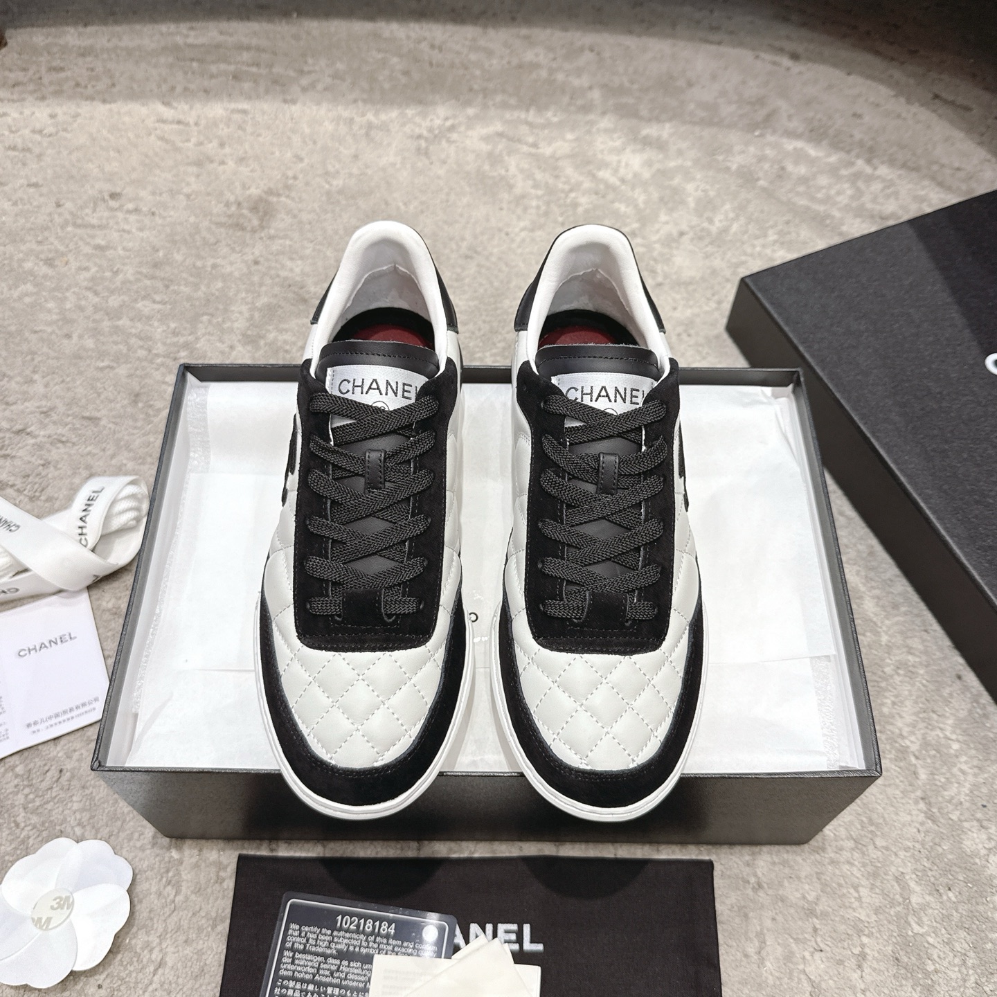 CHANEL baskets sneakers｜boutique haut de gamme｜multi-artisanat + mélange de couleurs contrastées｜cuir de première couche