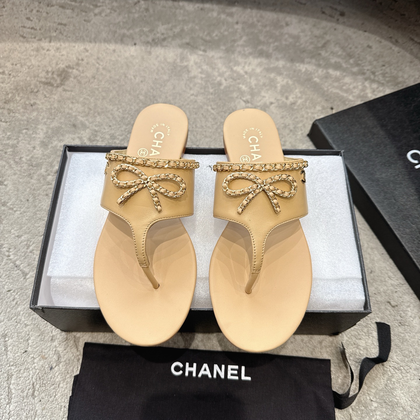 Mules CHANEL en veau, effet peau claire, style élégant