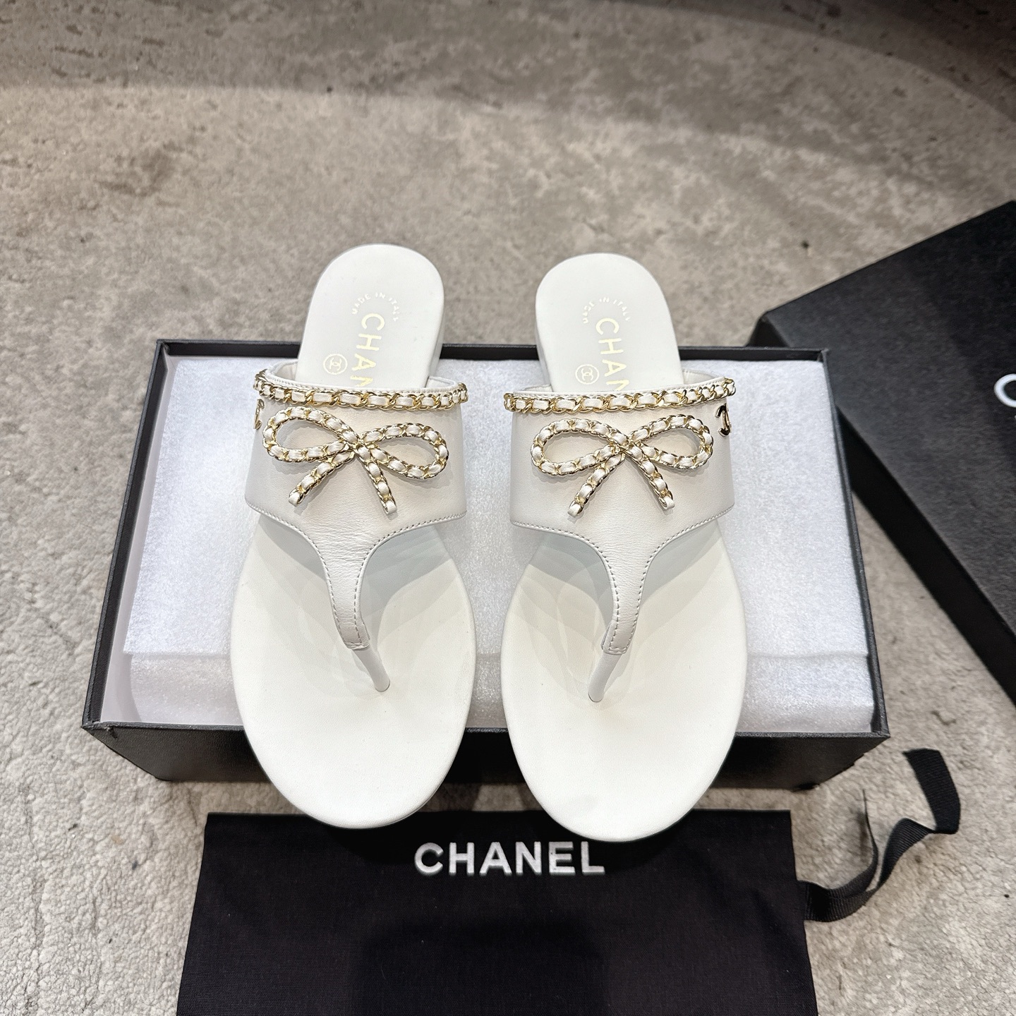 Mules CHANEL en veau, effet peau claire, style élégant
