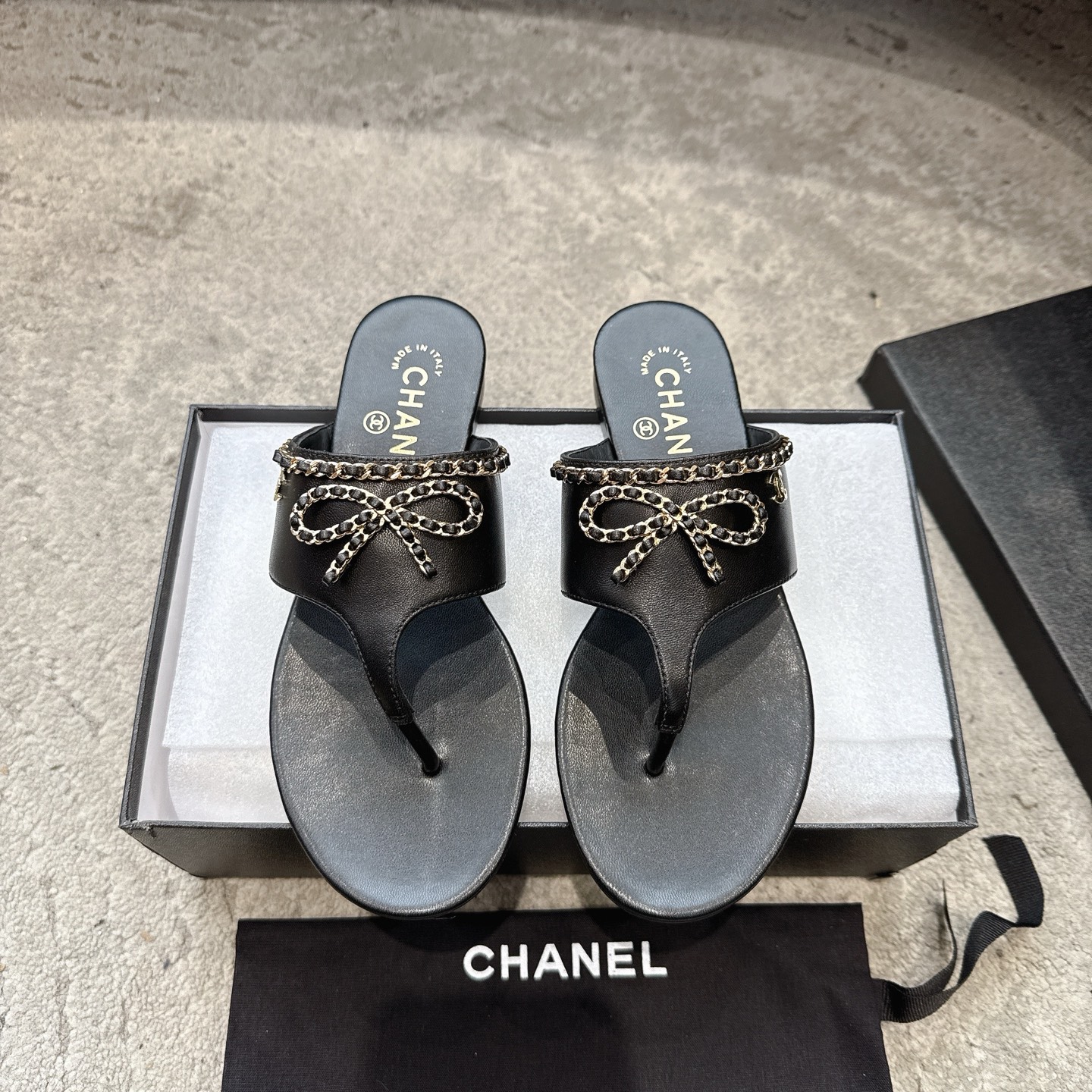 Mules CHANEL en veau, effet peau claire, style élégant