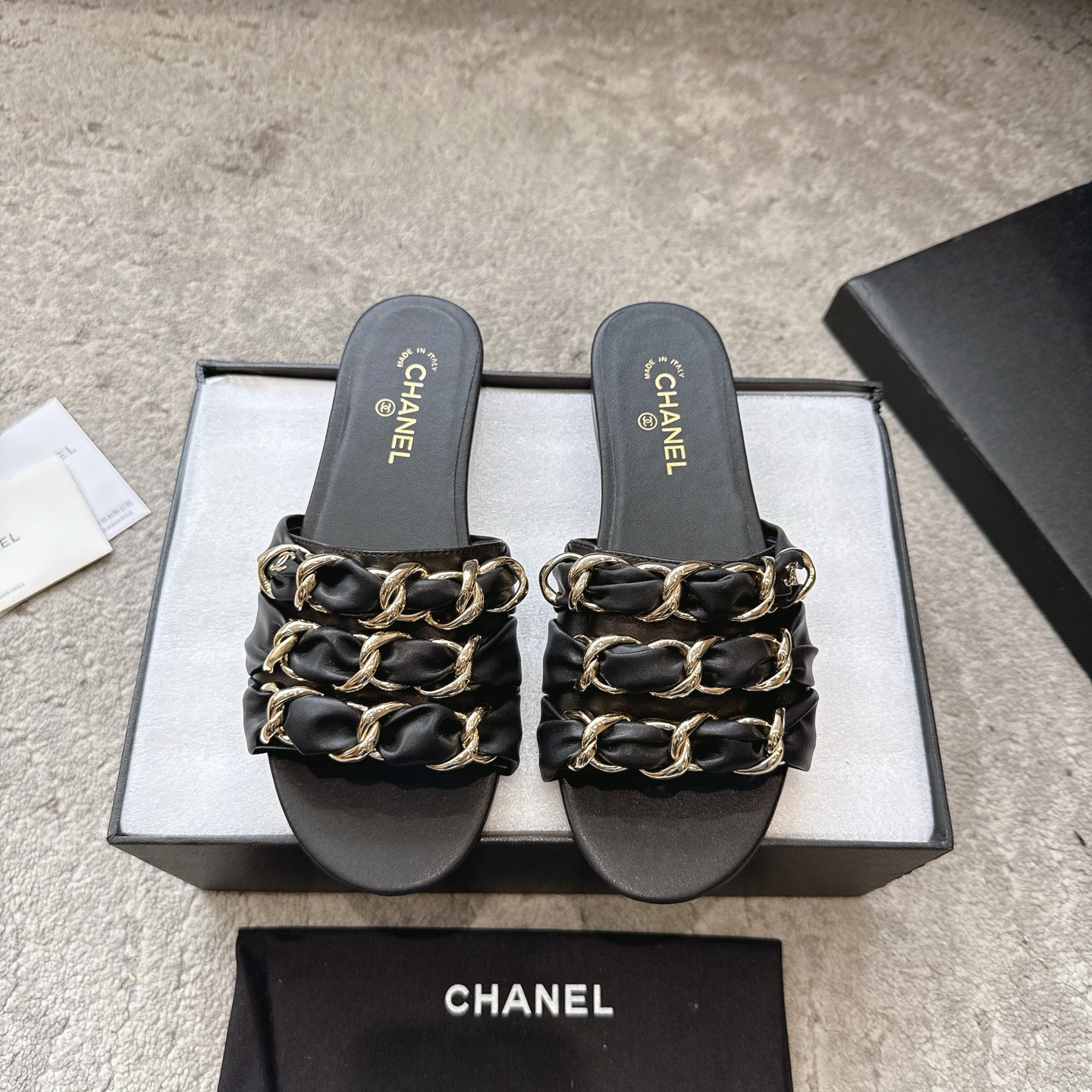 Mules CHANEL en veau, effet peau claire, style élégant