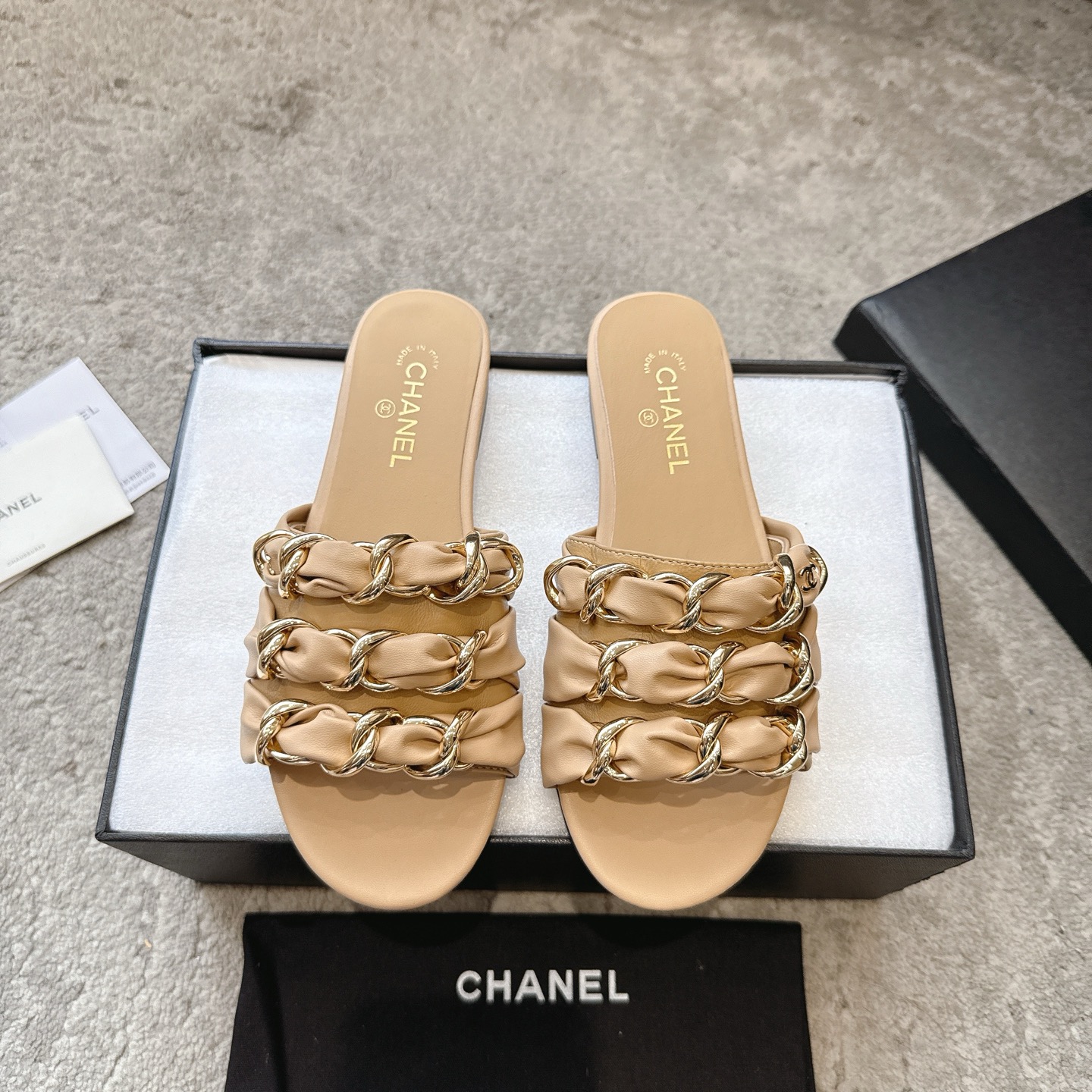 Mules CHANEL en veau, effet peau claire, style élégant