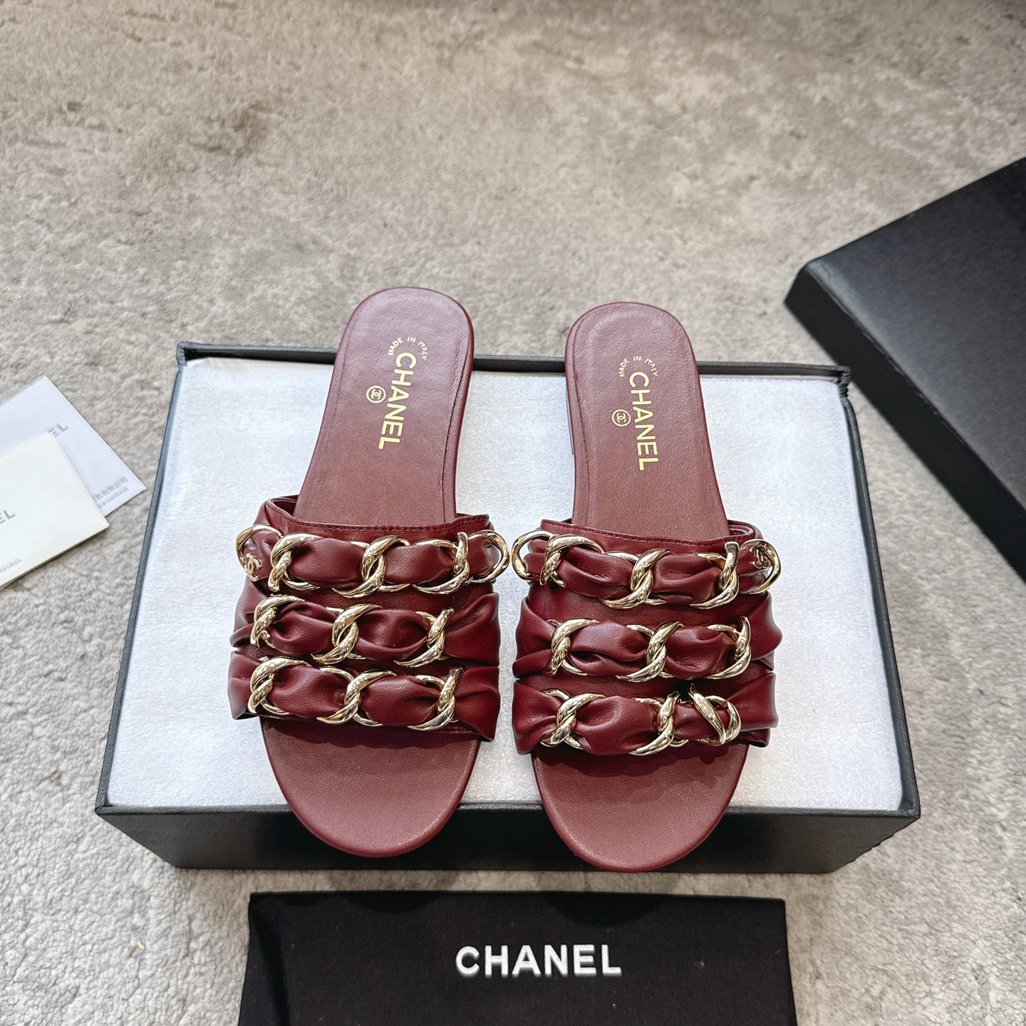 Mules CHANEL en veau, effet peau claire, style élégant