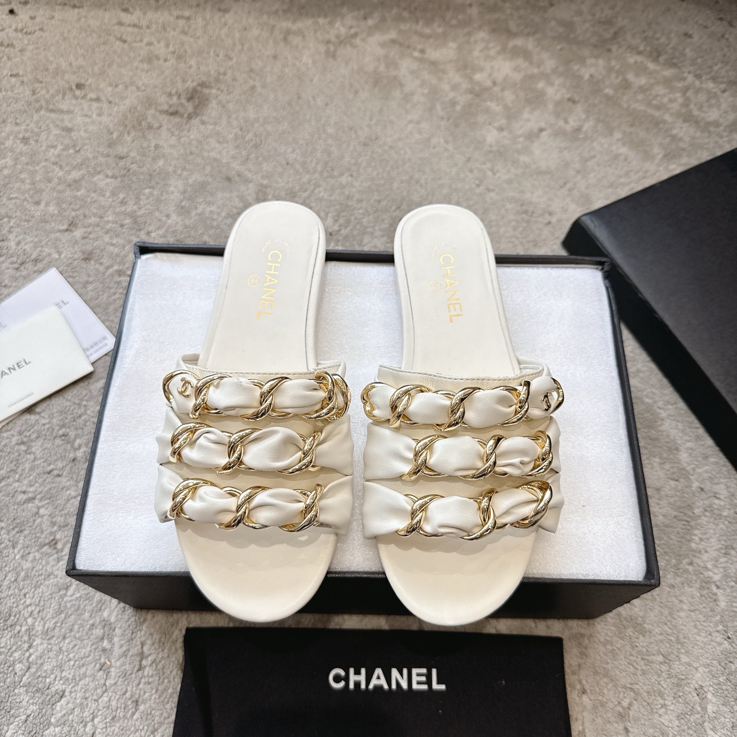 Mules CHANEL en veau, effet peau claire, style élégant