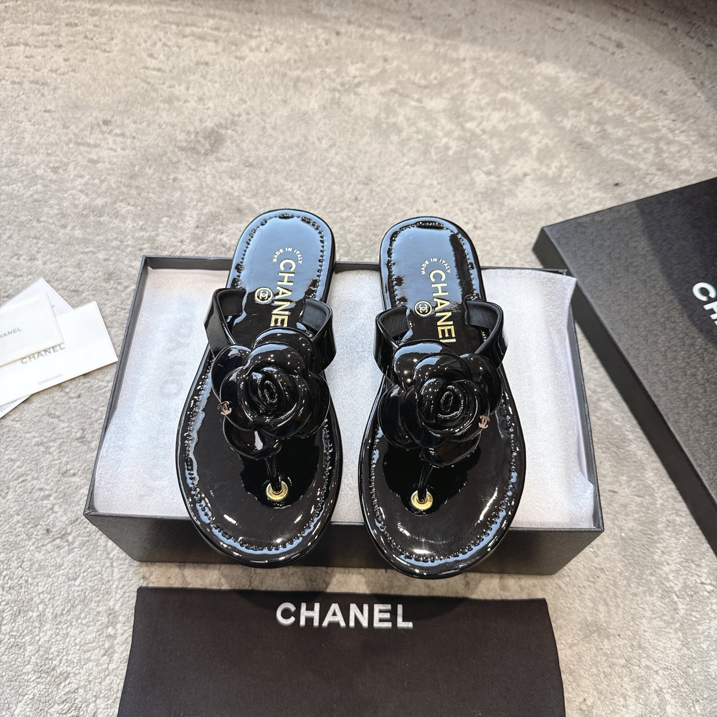 CHANEL サンダル カーフレザー 足元を白く見せる 上品なデザイン