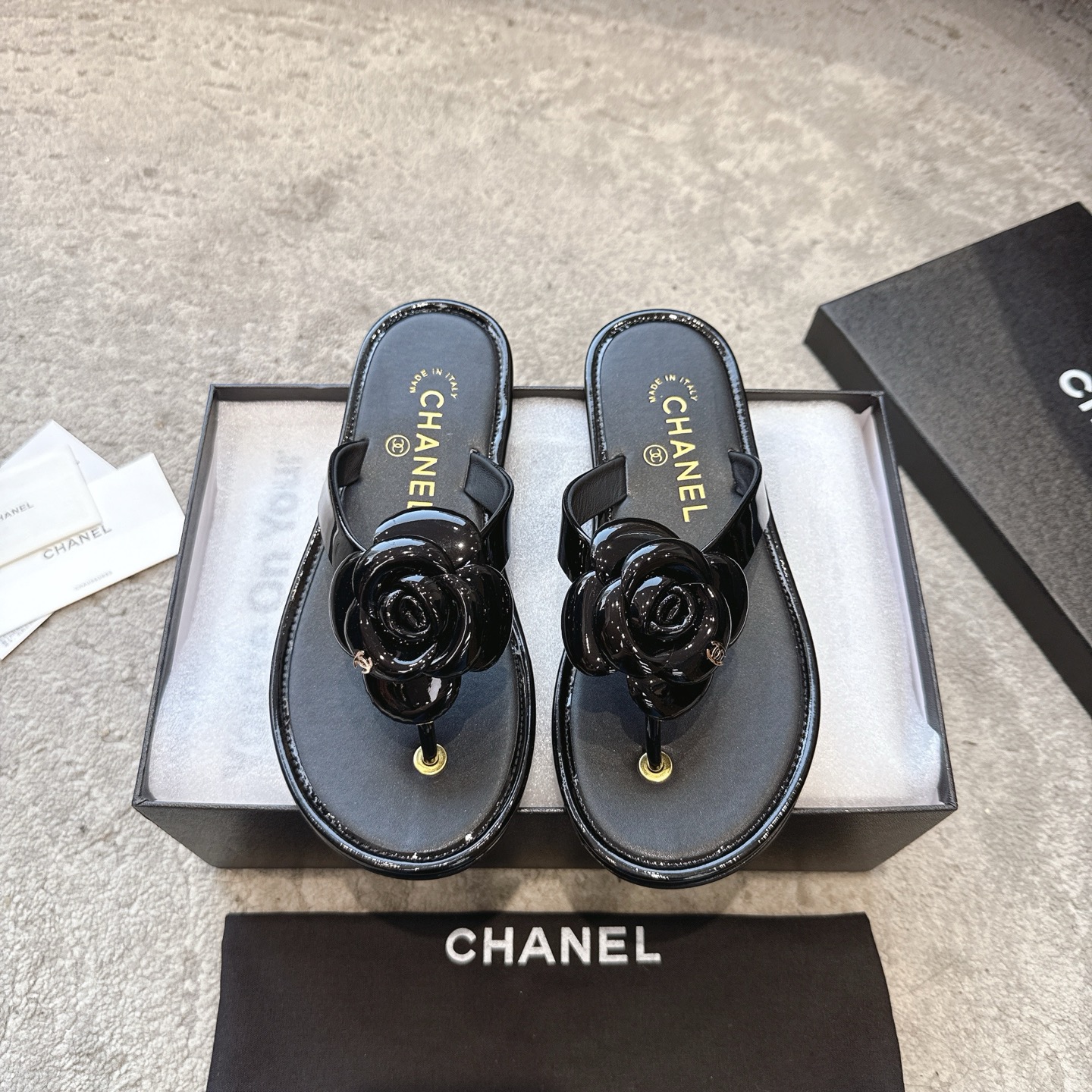 Mules CHANEL en veau, effet peau claire, style élégant